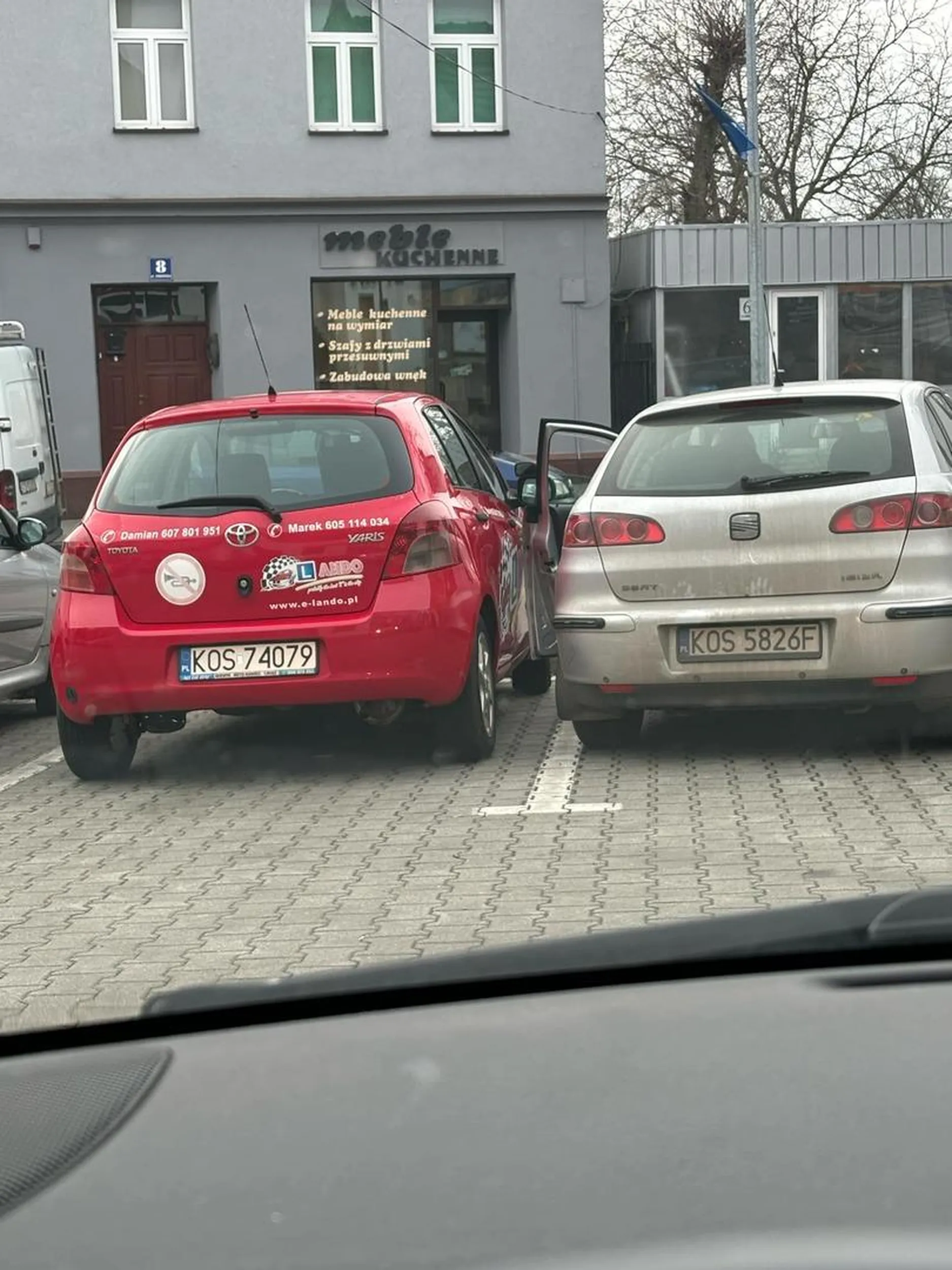 Stary dziad najpierw z całej siły uderzył w L-kę otwierając drzwi, by chwilę później wyjeżdżając z parkingu - wymusić pierwszeństwo.