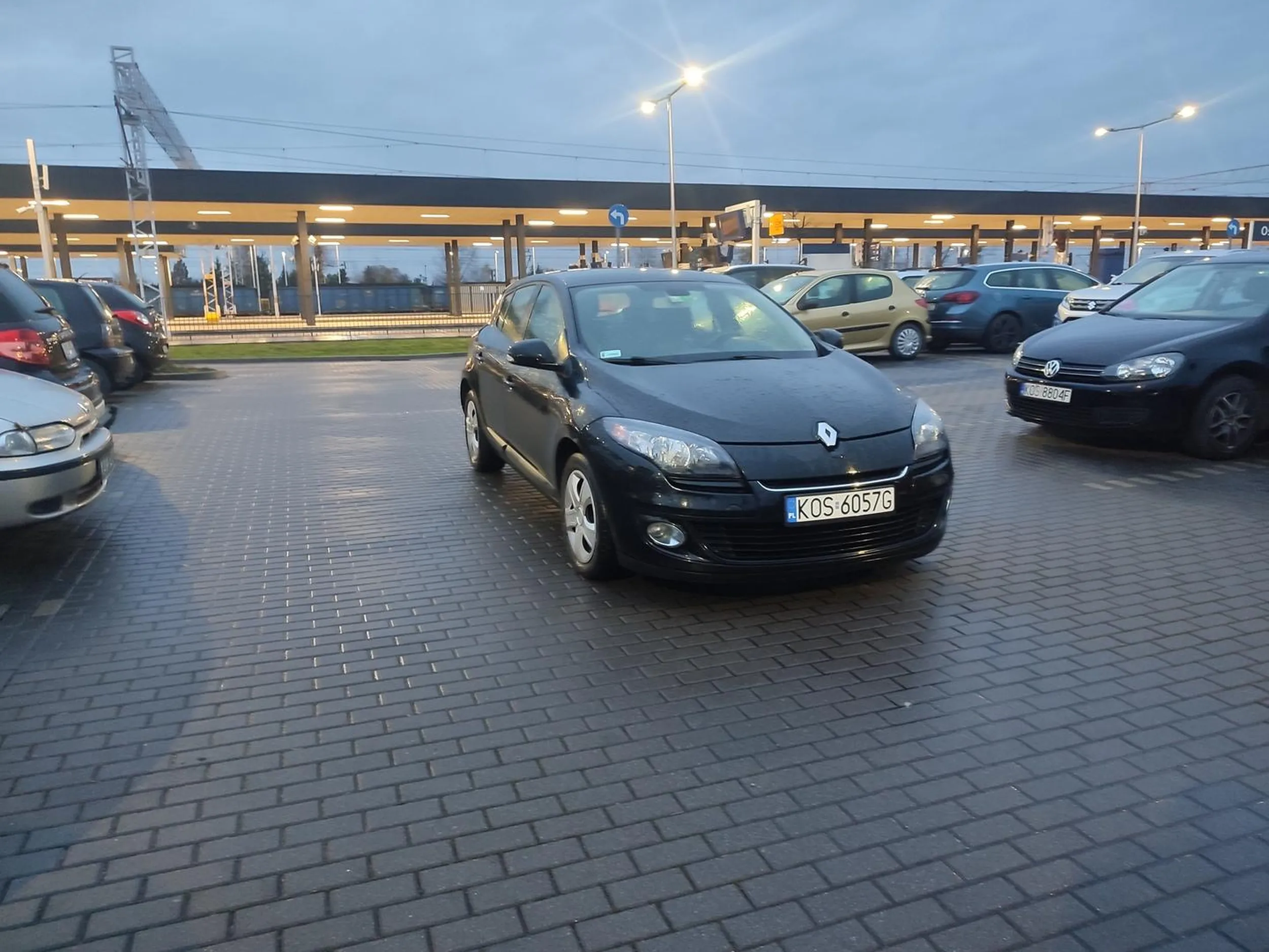 Pan zaparkował na środku uliczki, bo się dupy nie chcialo ruszyć i przejść 2 kroków więcej. Zastawił 6 aut i zadowolony poszedl "szybko" dorobić klucze ??? Szkoda że mu nikt auta nie przerysował, ale przeciez sytuacja awaryjna nie ? ???