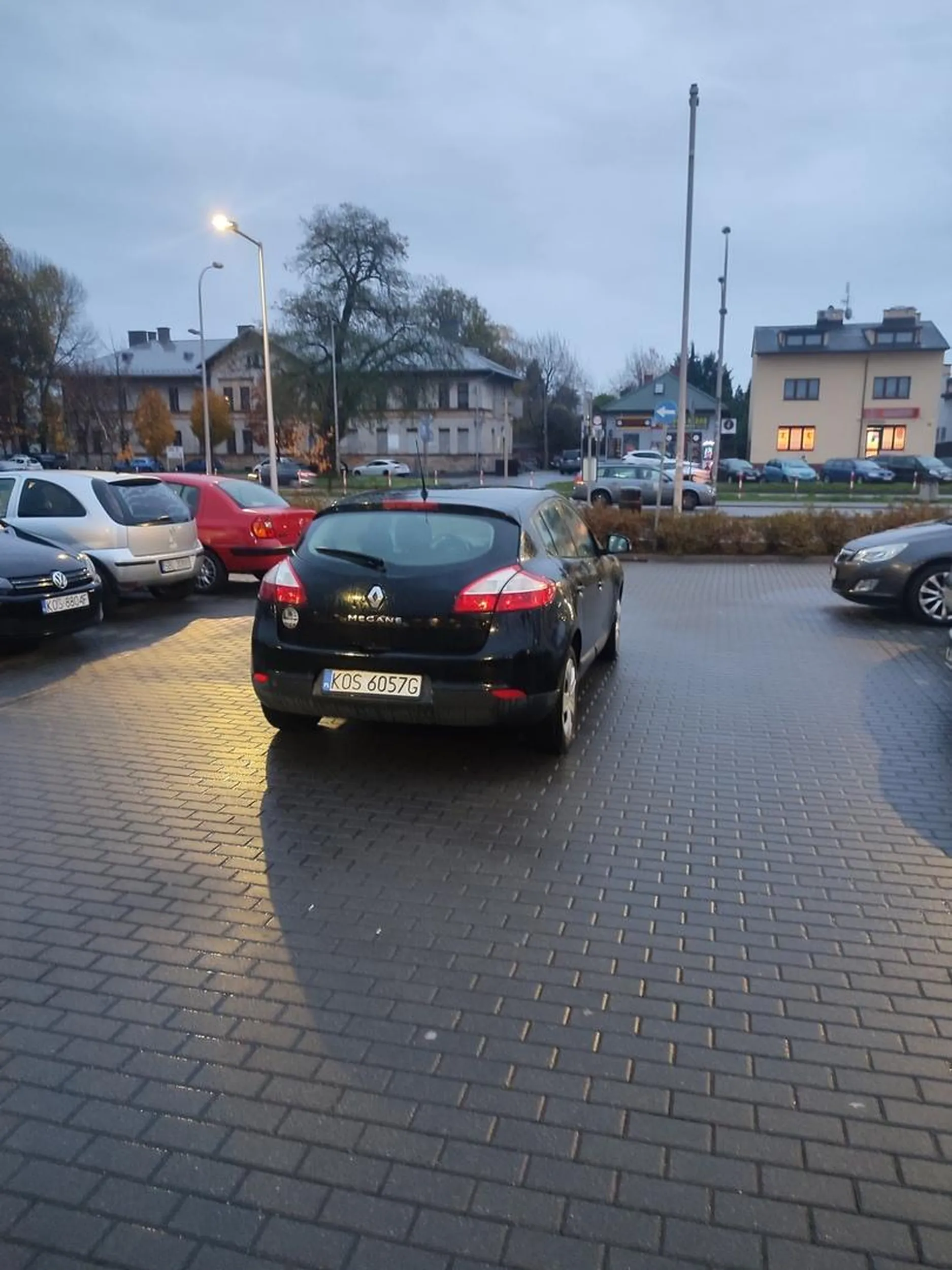 Pan zaparkował na środku uliczki, bo się dupy nie chcialo ruszyć i przejść 2 kroków więcej. Zastawił 6 aut i zadowolony poszedl "szybko" dorobić klucze ??? Szkoda że mu nikt auta nie przerysował, ale przeciez sytuacja awaryjna nie ? ???