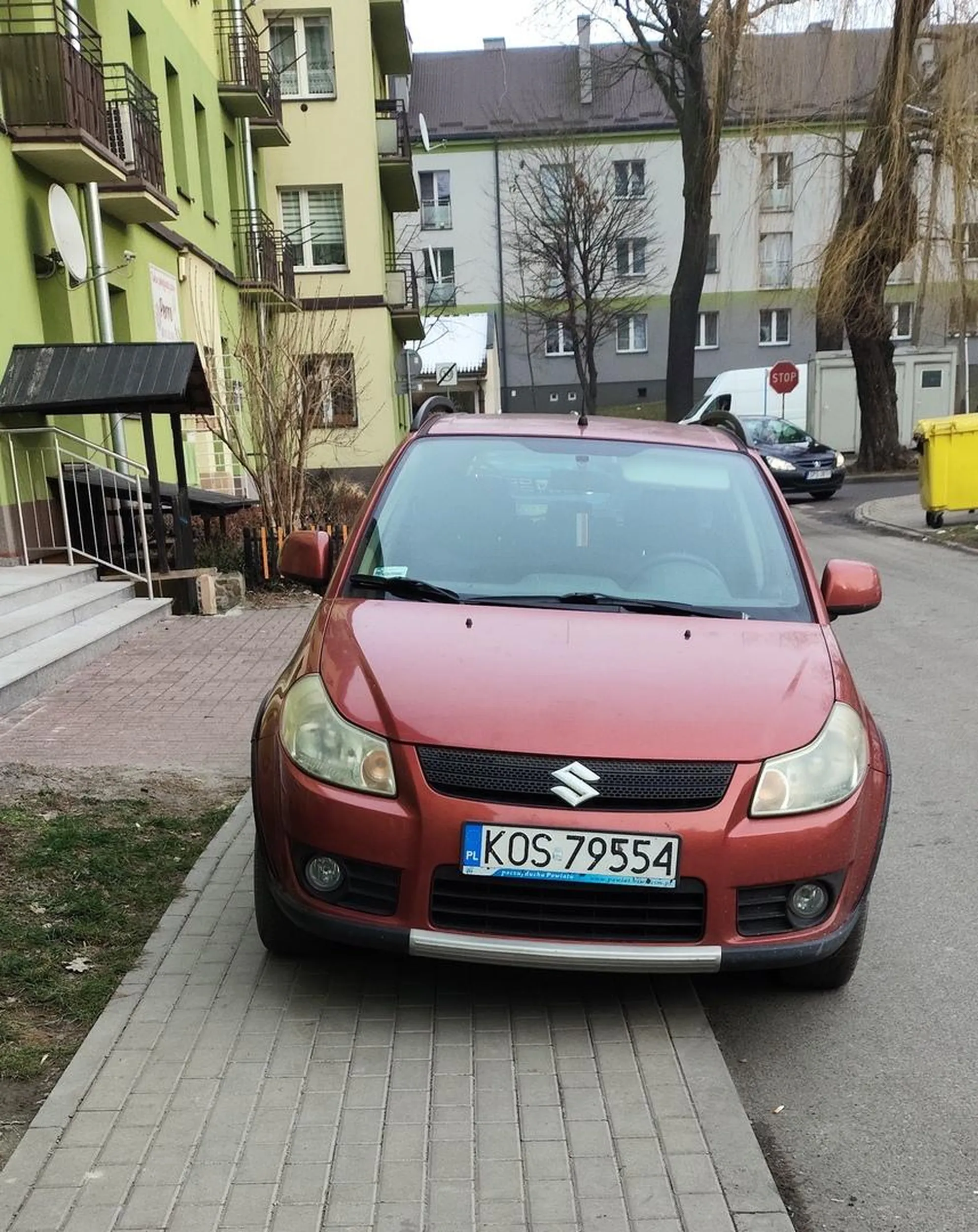 kierowca pomylił chodnik z parkingiem...
