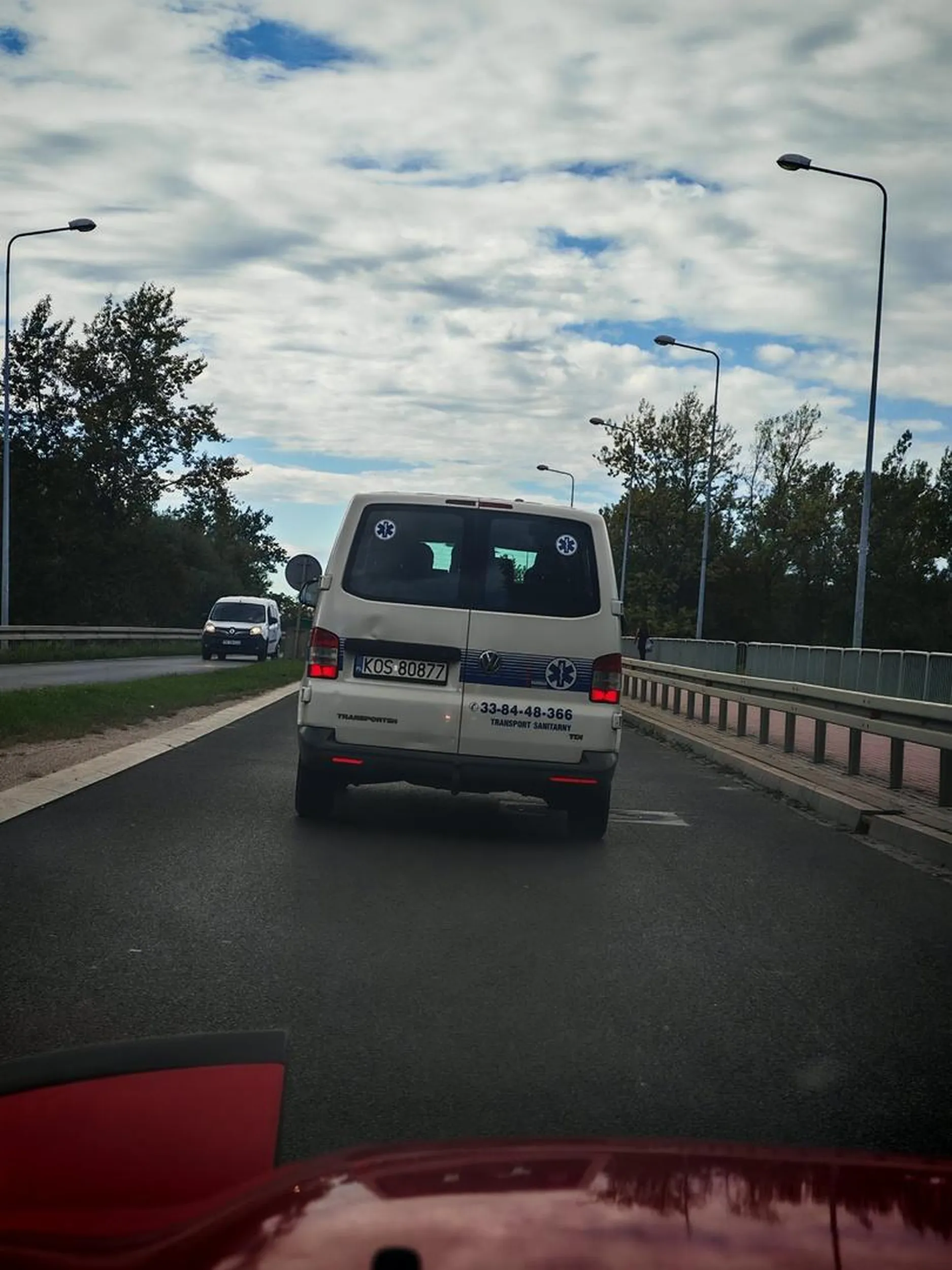 15wrz 14:40, kierowca nie zna podstawowych przepisów ruchu drogowego, przy jeździe na suwak, zajeżdża drogę aby samochód wjezdzajacy nie mógł przejechać, mimo iż tamten jest już w połowie na drugim pasie. Zwykła bezczelność i cwaniactwo na drodze, naucz się że masz ustąpić pierwszeństwa samochodowi który dołącza do pasa na którym jesteś, oraz ten samochód ma dojechać do końca pasa. Dlaczego się pchasz na siłę, tak aby spowodować zderzenie? Co Ci szkodziło zgodnie z prawem ruchu drogowego ustąpić?