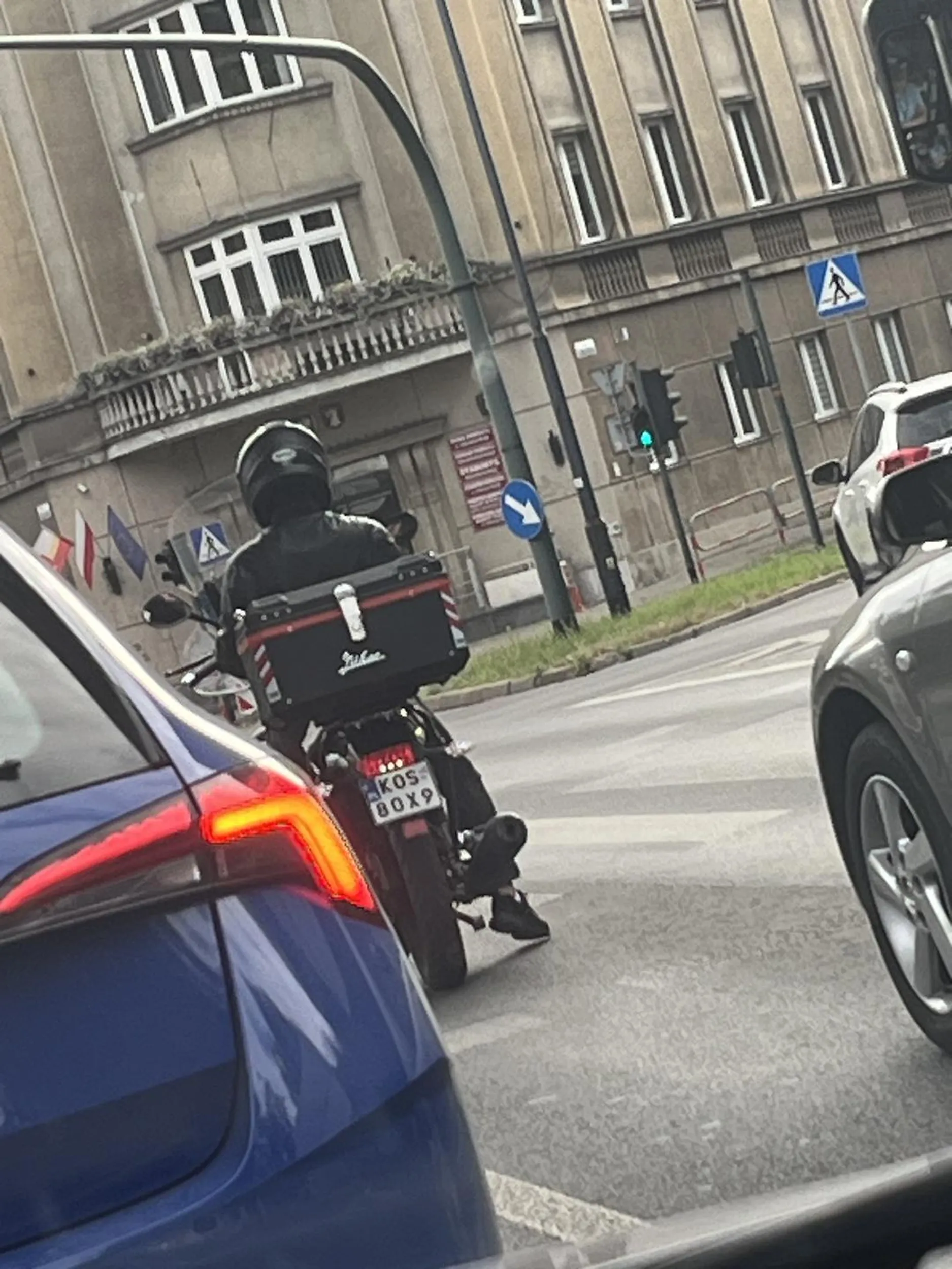 wściekła 125 bije w auta chudzinka a nawet nie umie się przeciskać między autami, kiedyś się doigra