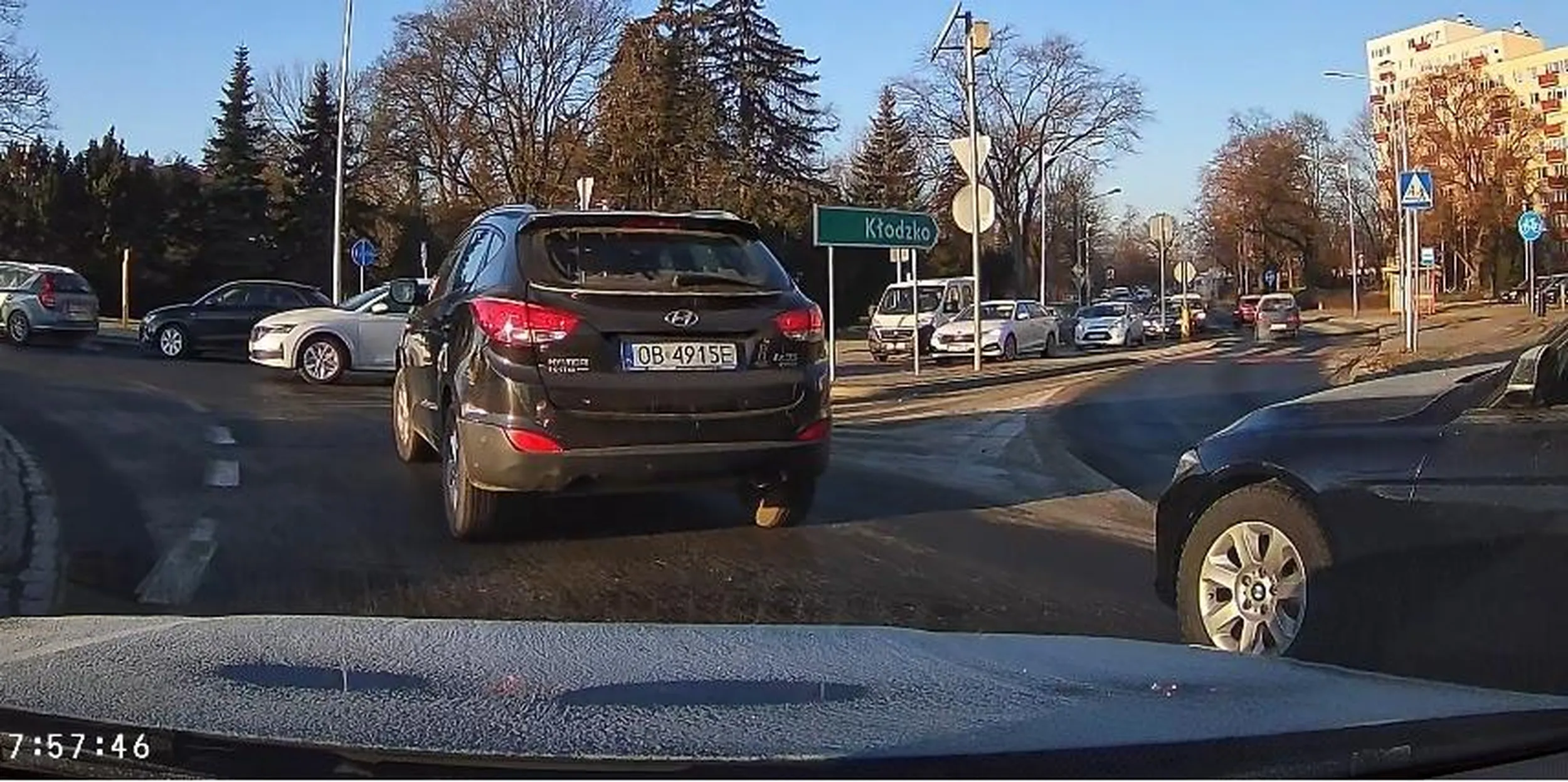 W sumie po BMW Typowy kierowca BMW o inteligencji ameby dla którego myślenie i prowadzenie pojazdu jednocześnie to zbyt dużo dlatego wpierdala się na siłę i jeszcze ma problem .