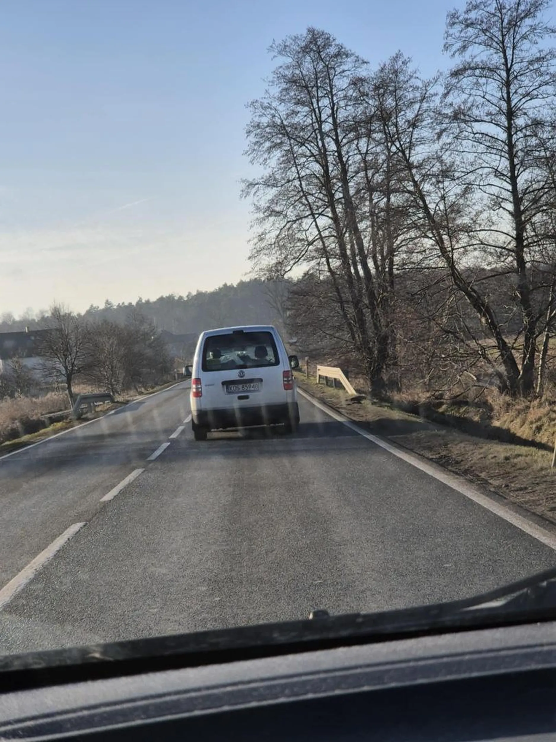 Obleśny stary dziad, hamuje do 0 na drodze szybkiego ruchu stwarzając zagrożenie a po obtrąbieniu wyskakuje z auta, grozi, wyzywa i robi z siebie pajaca.