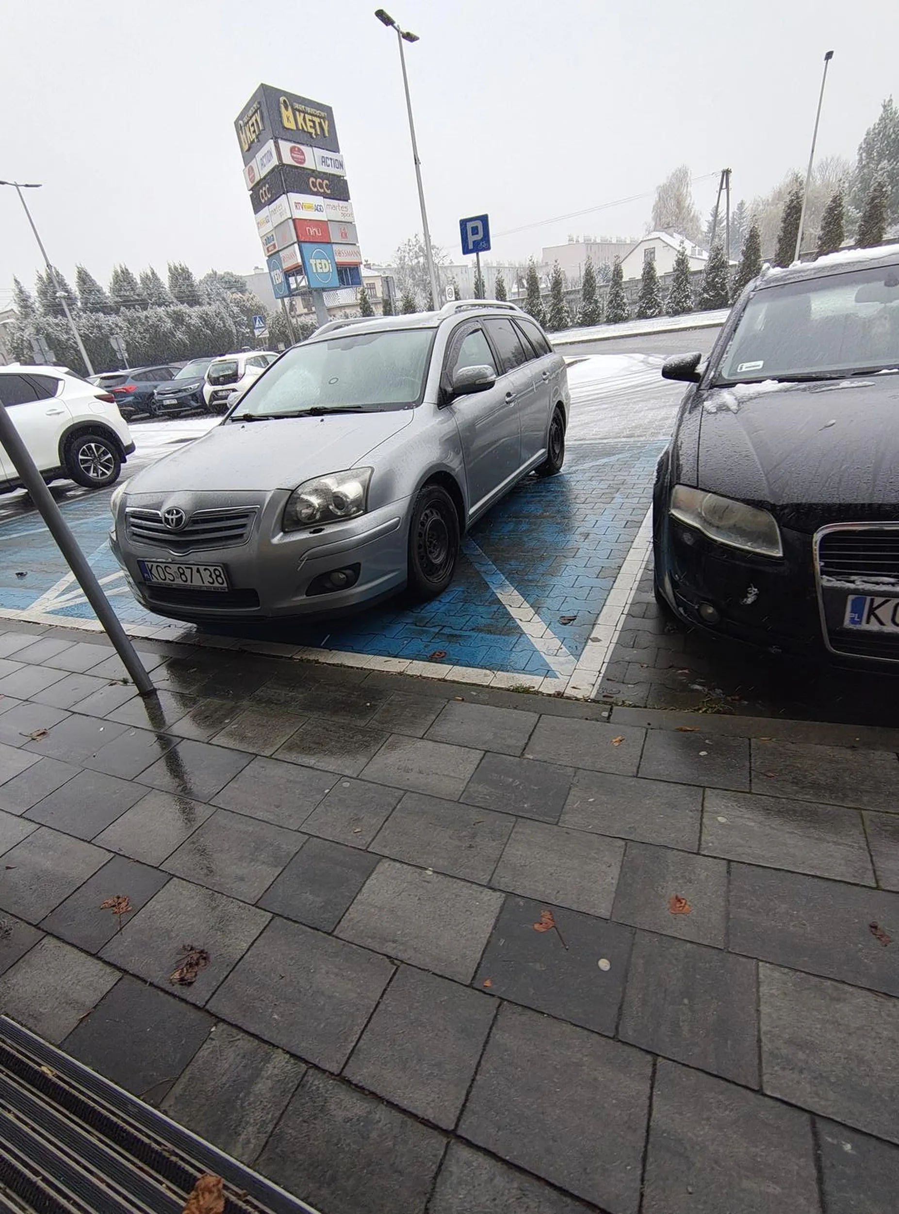 Tylko dlatego, że na niepublicznym parkingu policja ani straż miejska nie może nic zrobić, nie znaczy, że jakaś osoba niepełnosprawna nie będzie chciała skorzystać z tego miejsca.