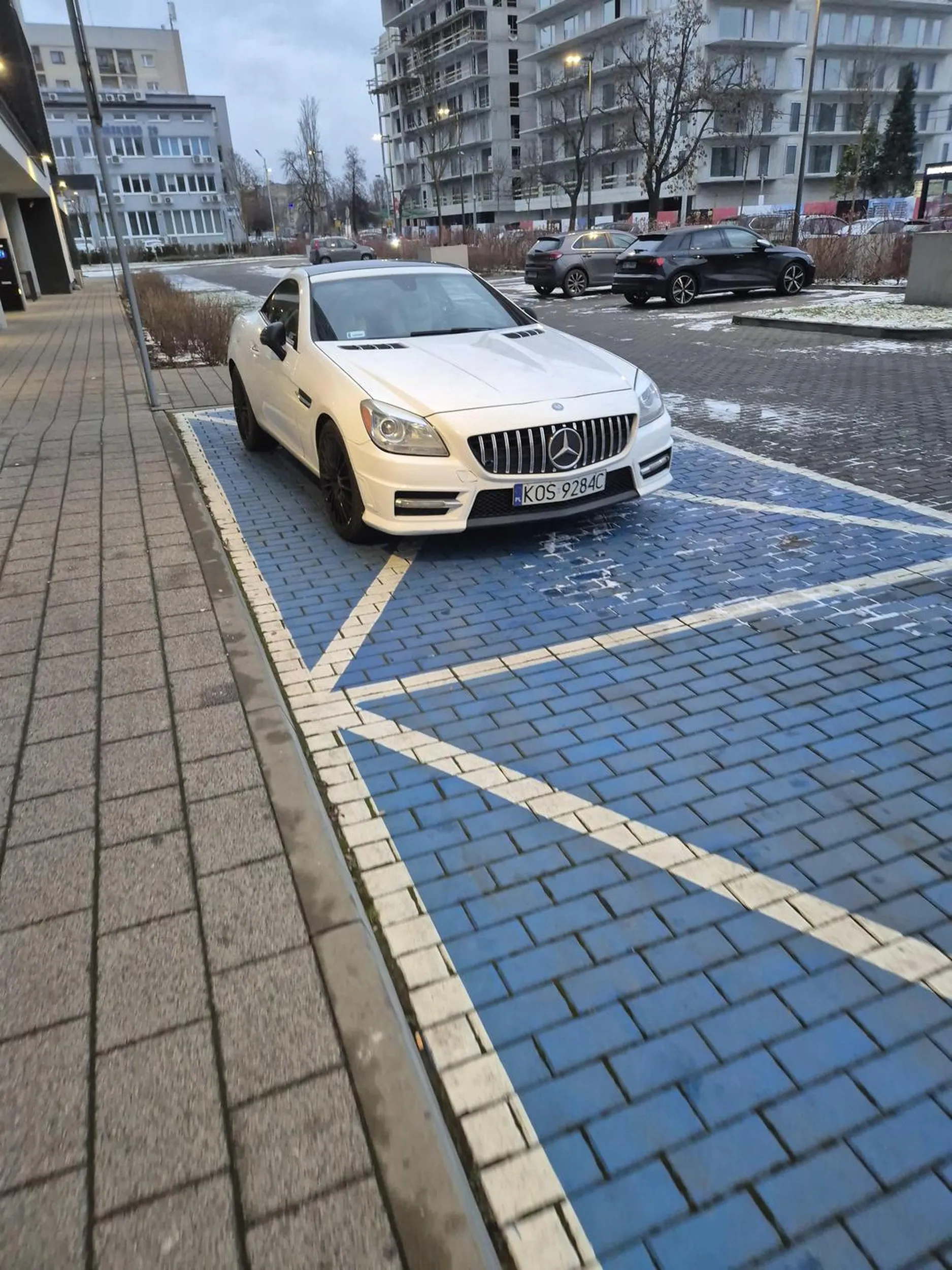 Karyna przyjechała z bombelkiem z powiatu i nie wie, że na miejscu dla inwalidów się nie staje, moze czuje się mentalną inwalidką?