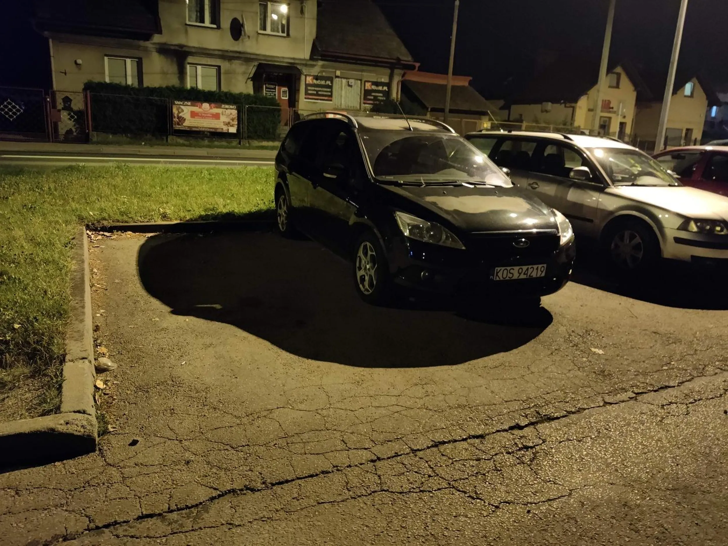 Na tym parkingu miejsca zawsze sporo. Kolejny krawężnik.