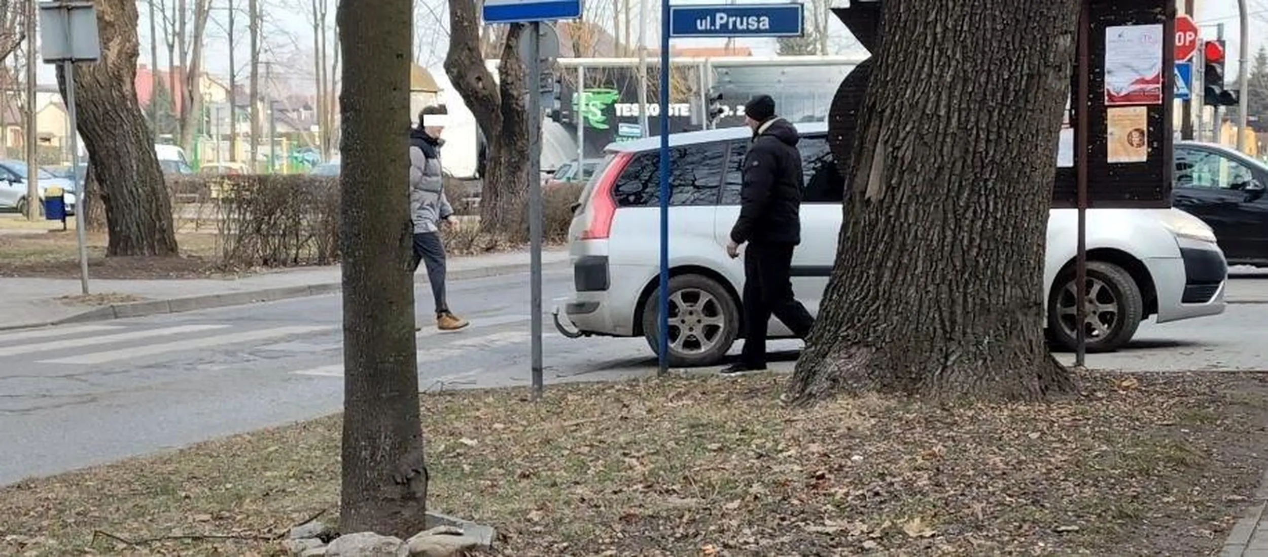 Piesi próbują przejść przez oznakowane przejście dla nich, niestety nie mogą bo Pan kierowca postanowił zaparkować bezpośrednio NA tym przejściu. A podczas przechodzenia pieszego zaczął  Cofać prosto na niego !!!