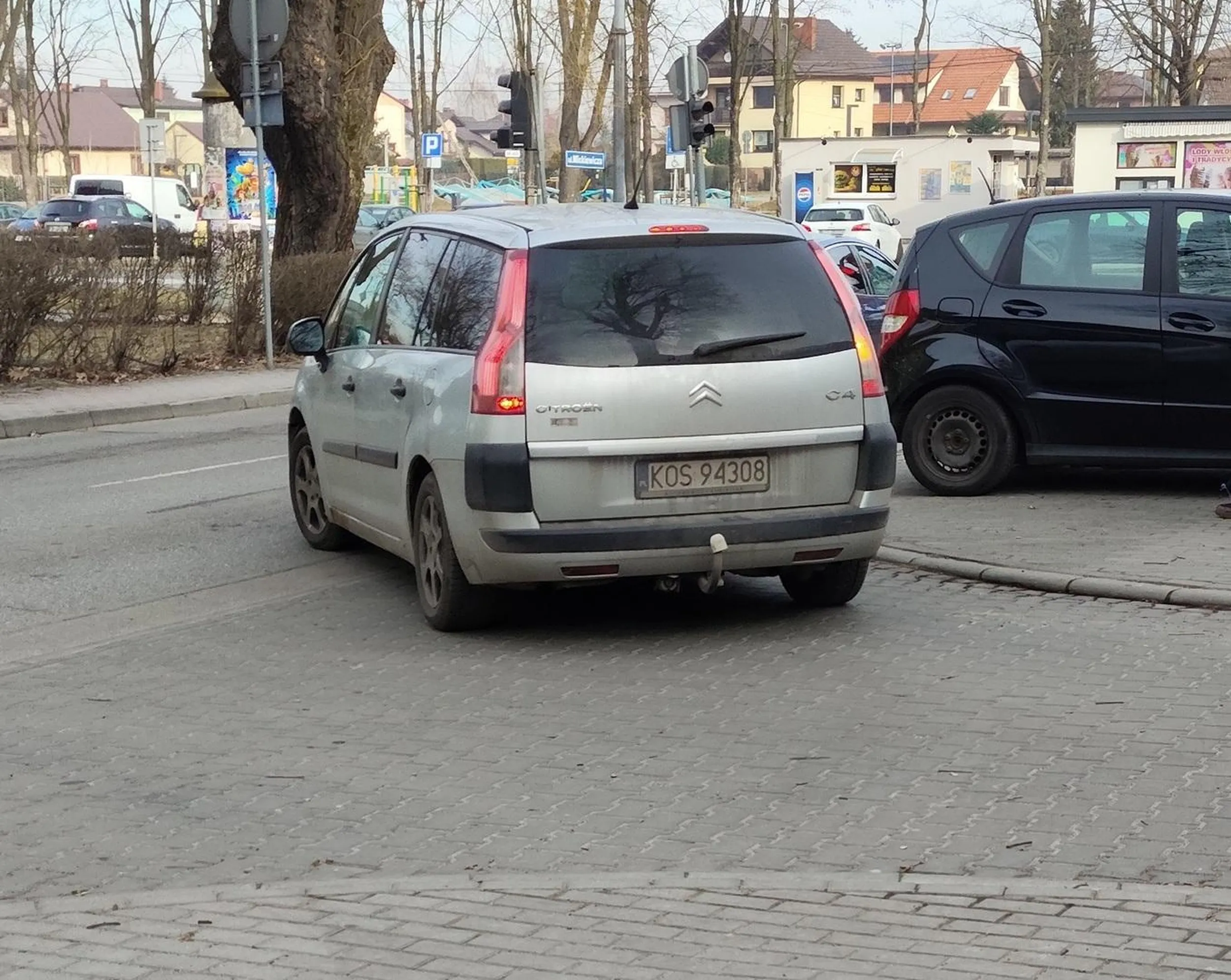 Piesi próbują przejść przez oznakowane przejście dla nich, niestety nie mogą bo Pan kierowca postanowił zaparkować bezpośrednio NA tym przejściu. A podczas przechodzenia pieszego zaczął  Cofać prosto na niego !!!