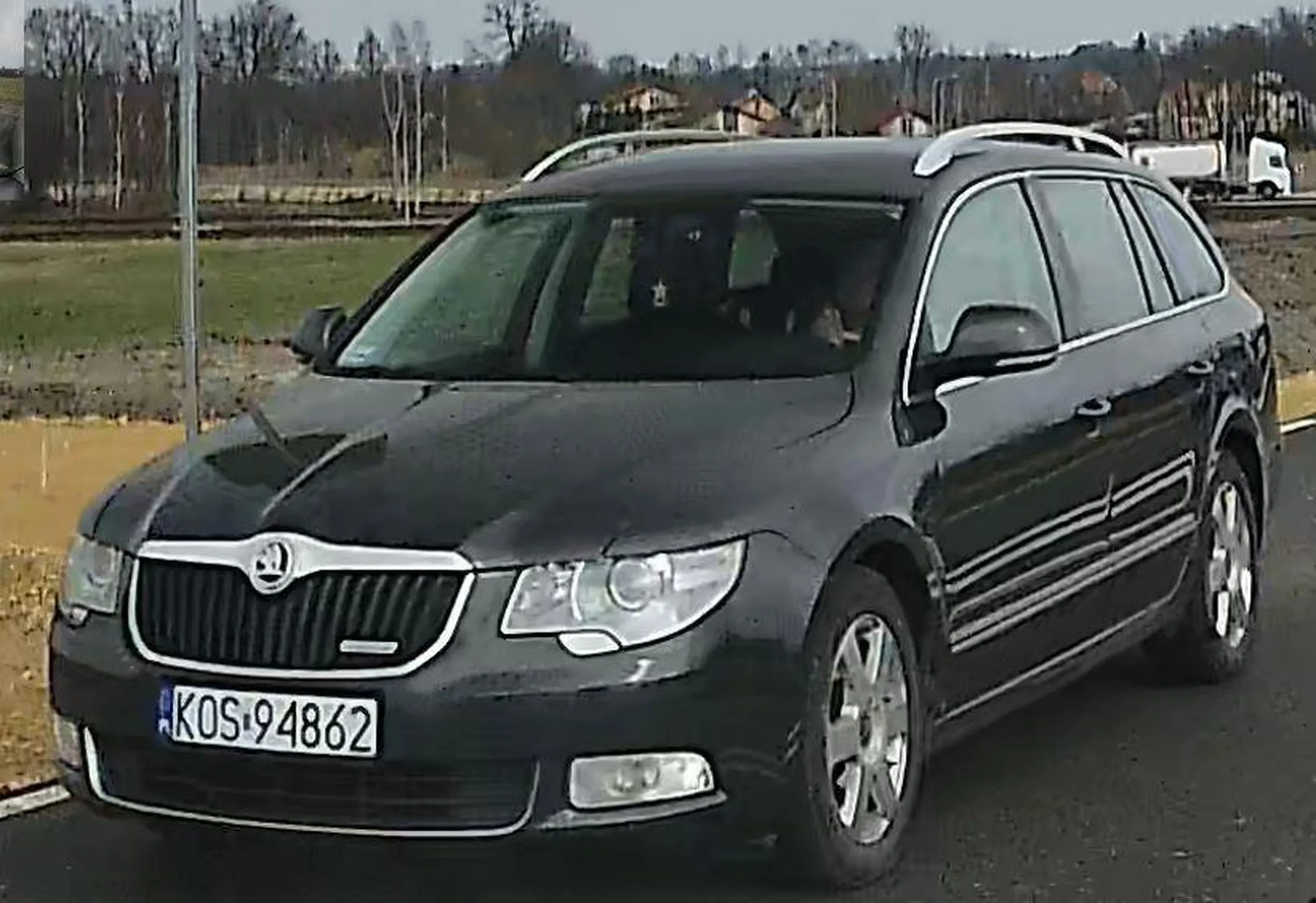 Panu kierującemu proponujemy zakup: Zestaw Głośnomówiący - zamiast telefonu trzymanego przy prawym uchu lewą ręką