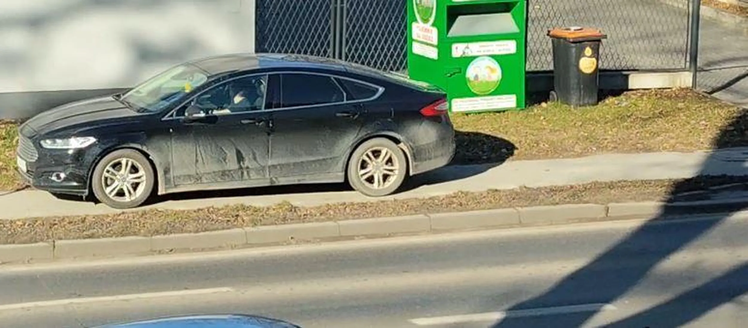 jazda wzdłuż po chodniku - tyłem