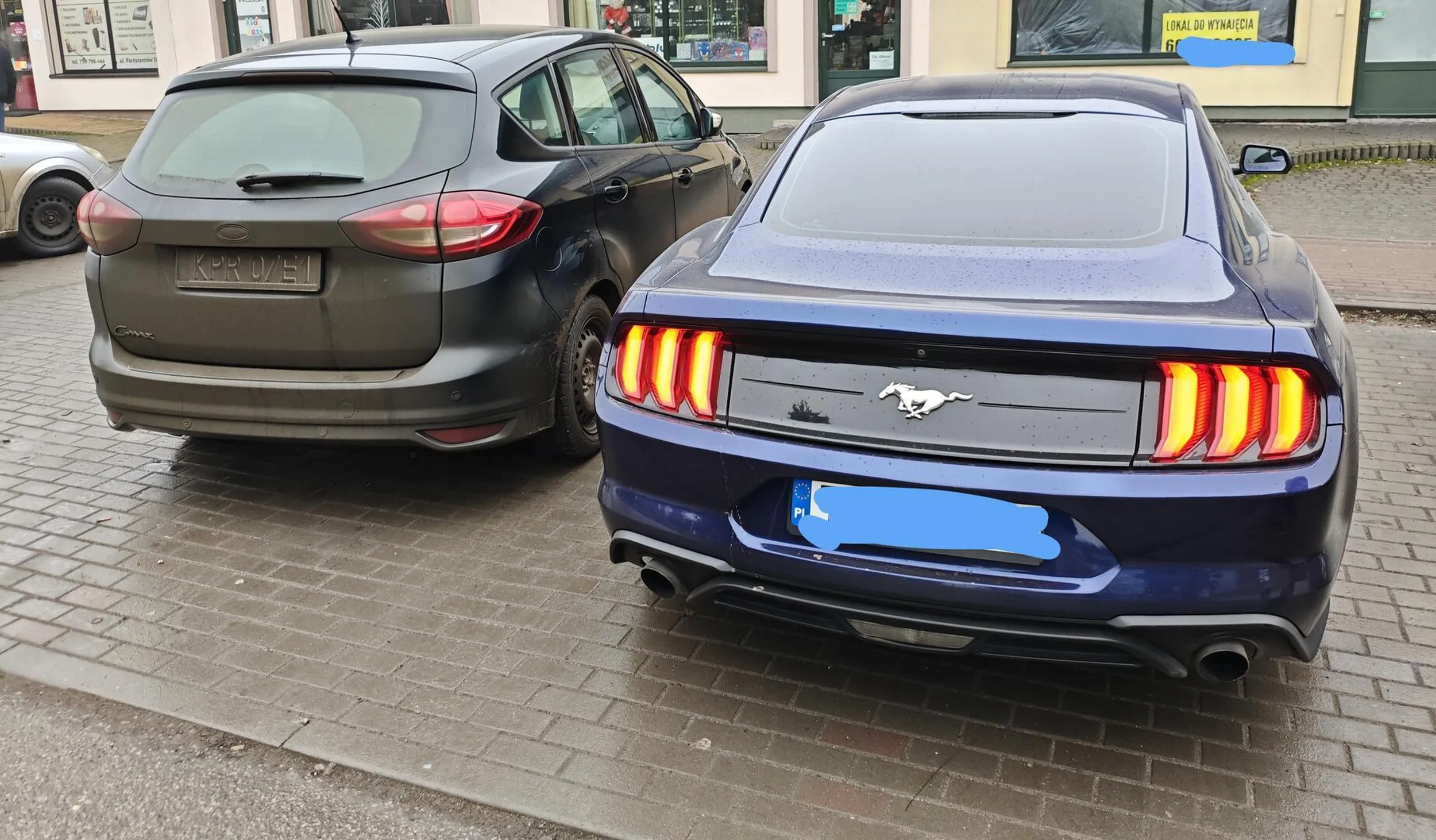 Zablokowane drzwi od strony kierowcy. Ktoś zapomniał użyć mózgu.