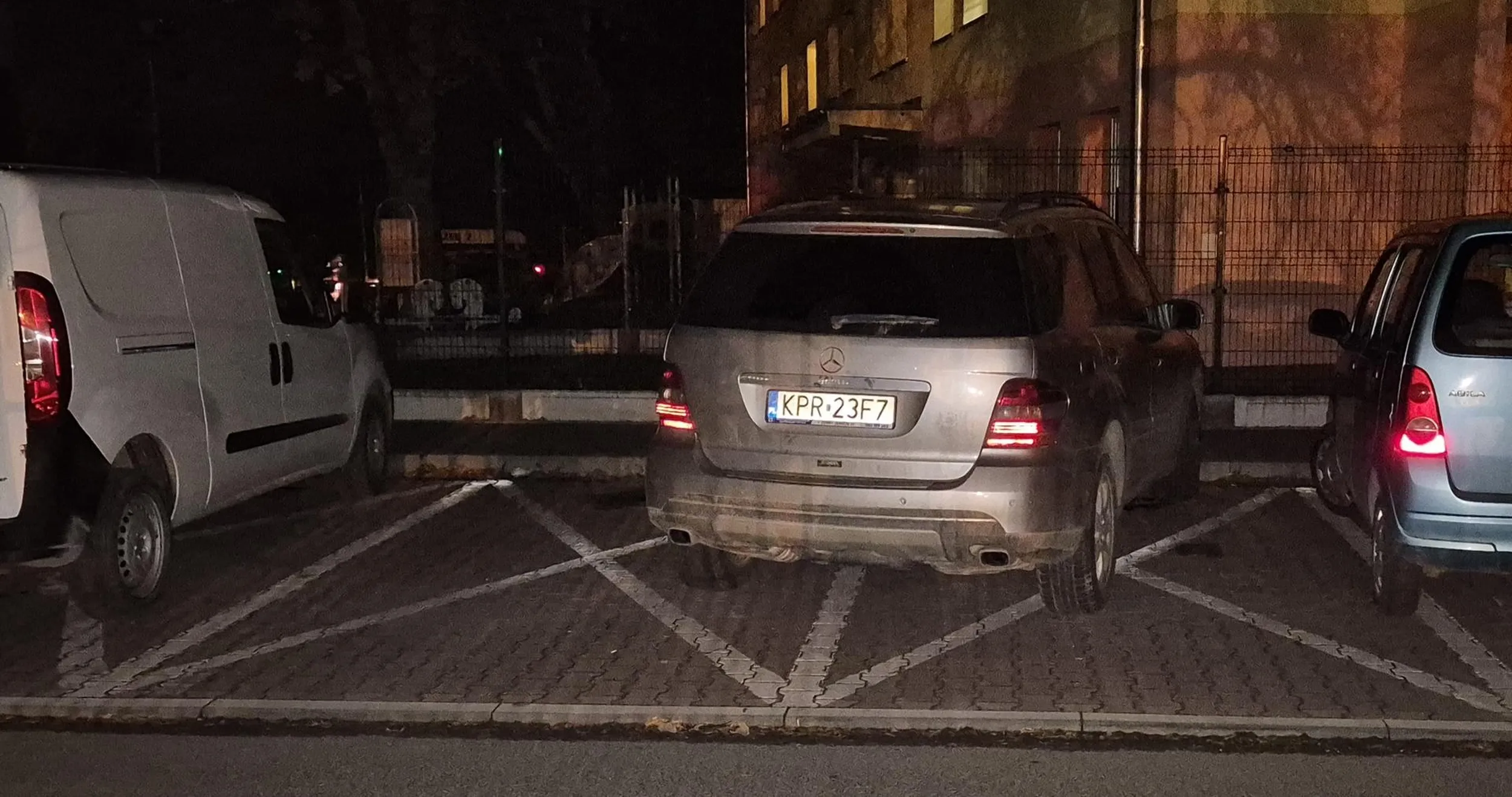 Ile razy widzę to auto w Proszowicach bije rekordy BEZNADZIEJNEGO parkowania