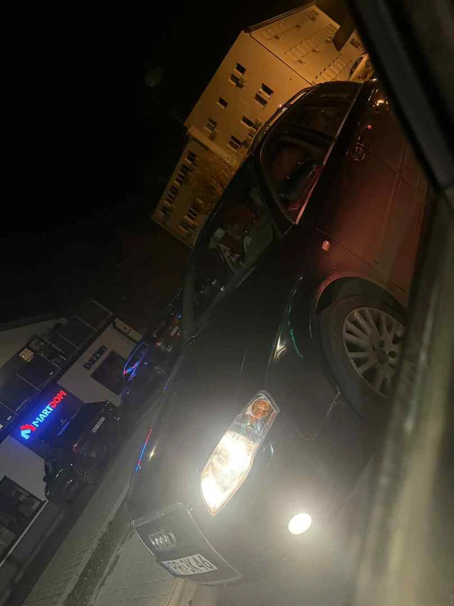 Naucz się bucu parkować, zostawiłeś na środku drogi odpalone auto pomimo wolnych miejsc parkingowych