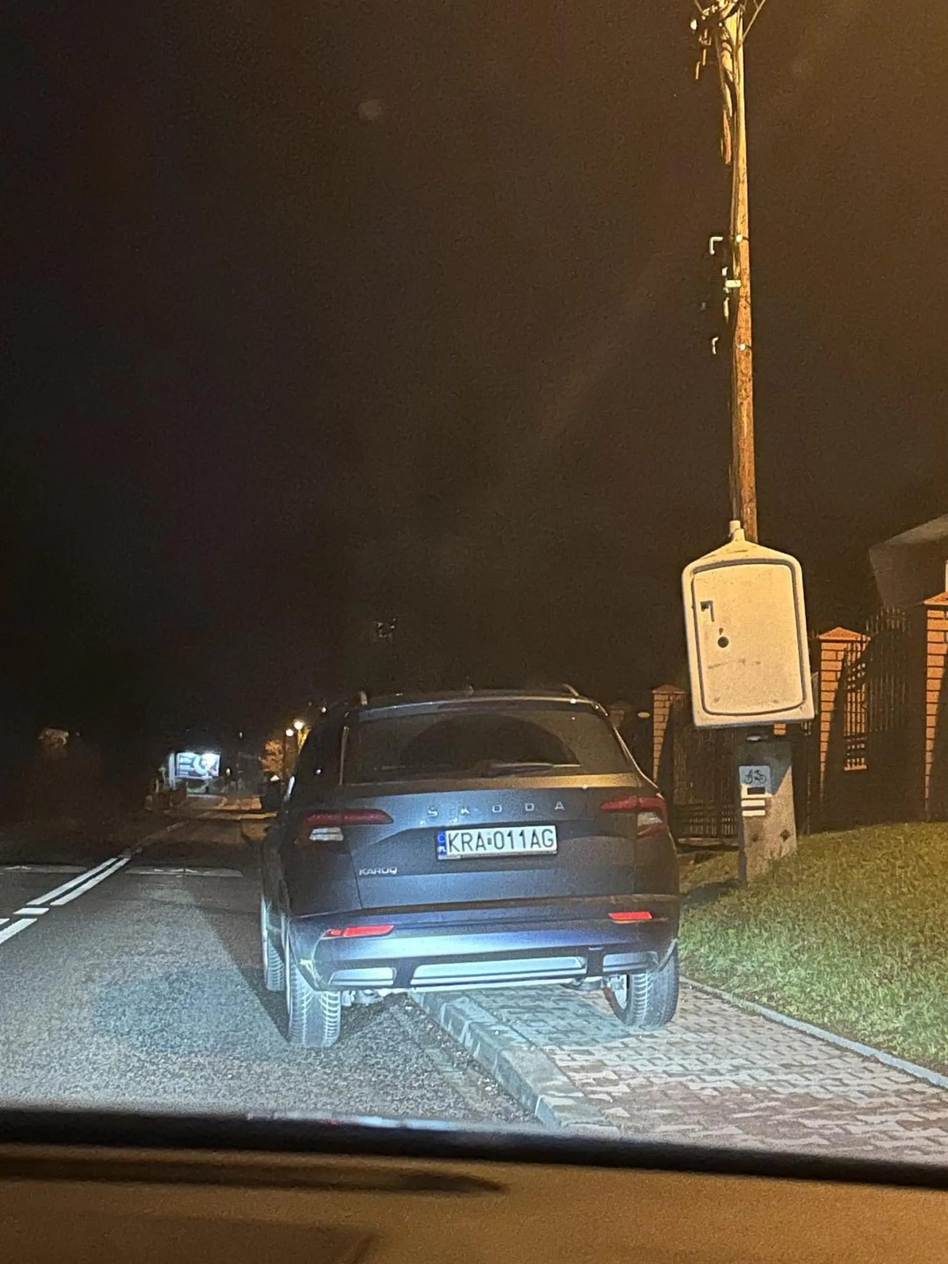 świetnie zaparkowane, ciągła obok, chodnik zastawiony