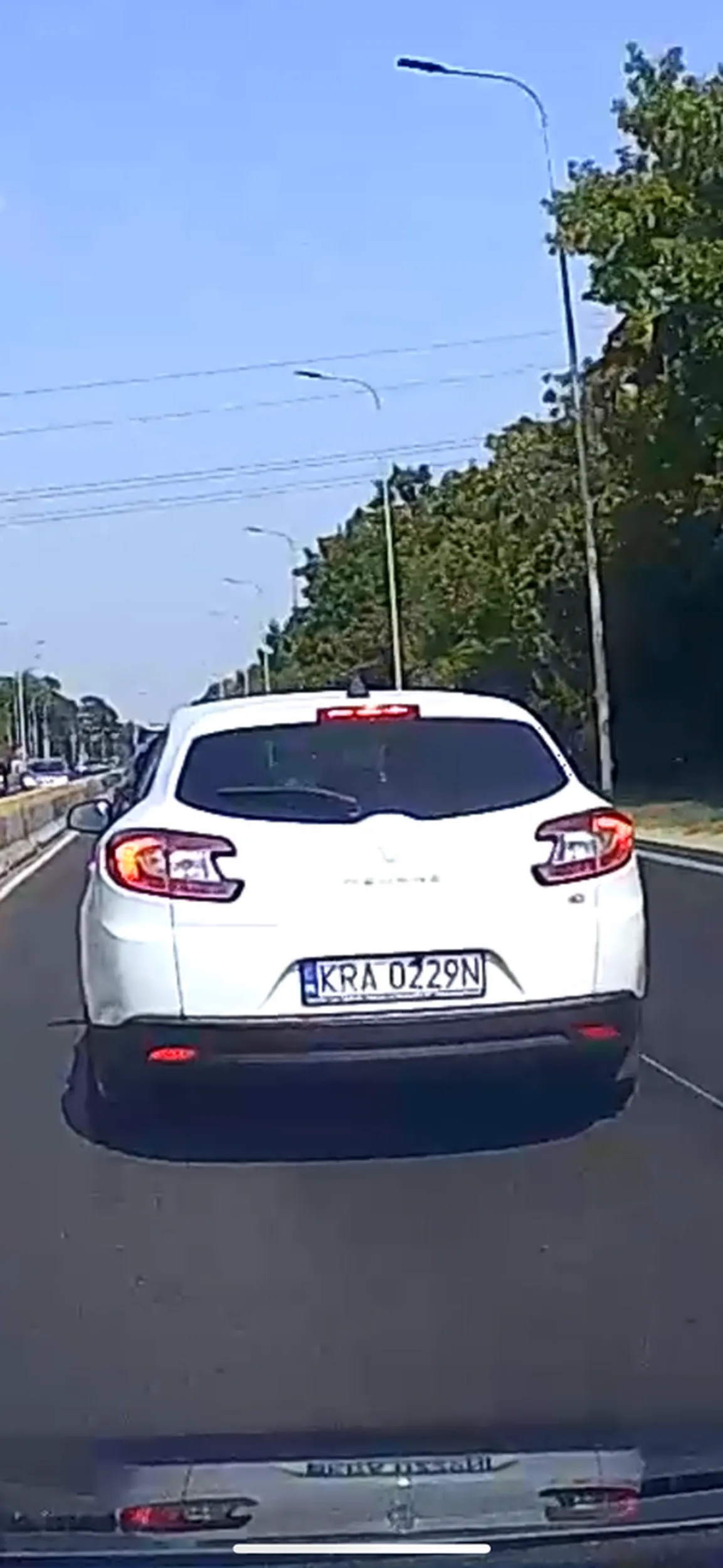 Wymusza pierwszeństwo, po użyciu klaksonu hamuje, mimo braku żadnej przeszkody przed sobą, ale odwagi do rozmowy już brak.