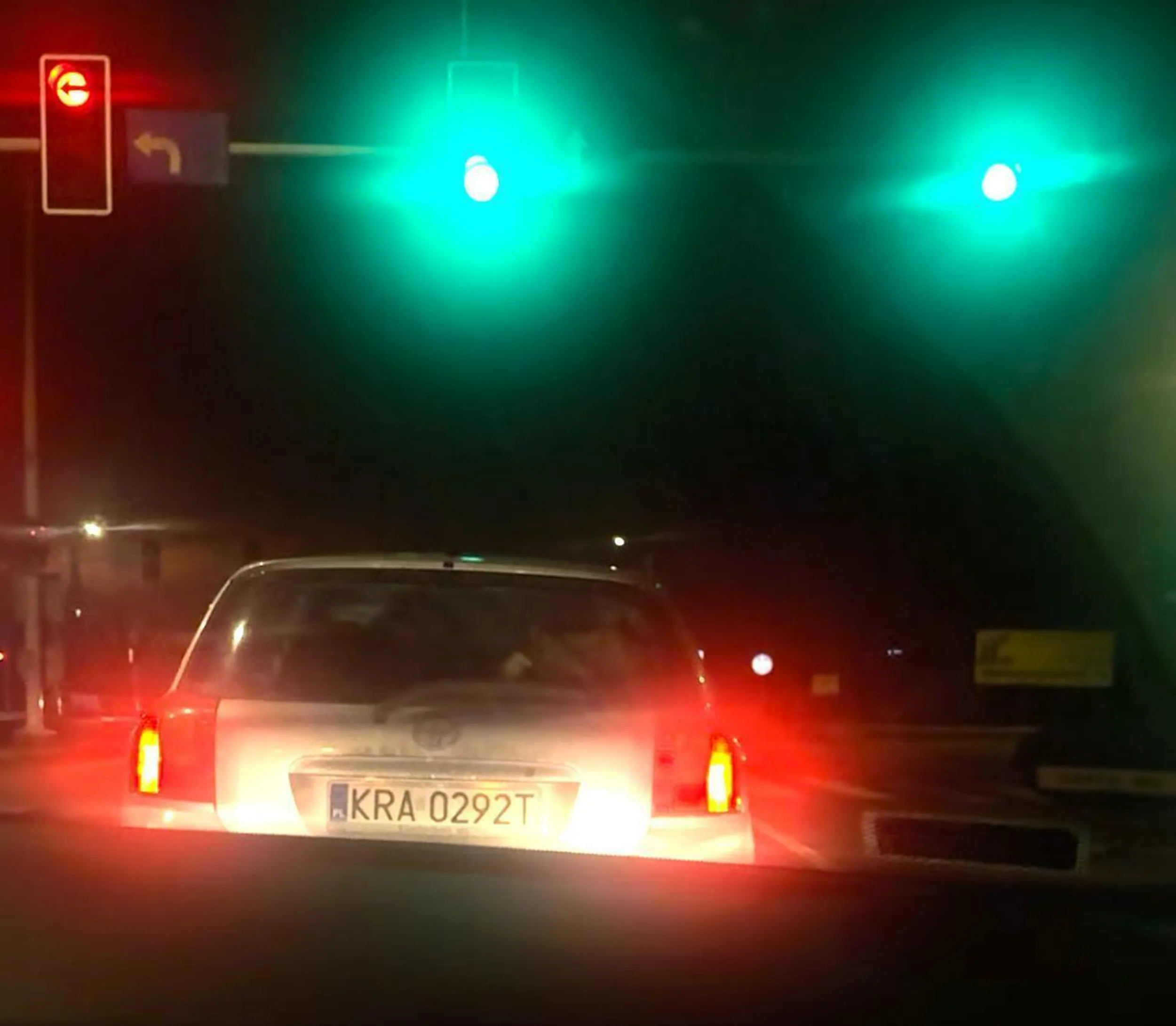 Stwarzasz zagrożenie dla siebie i dla innych. Możesz naprawdę komuś zrobić krzywdę i przy tym narażasz osoby z tobą jadace. Troche oleju w glowie