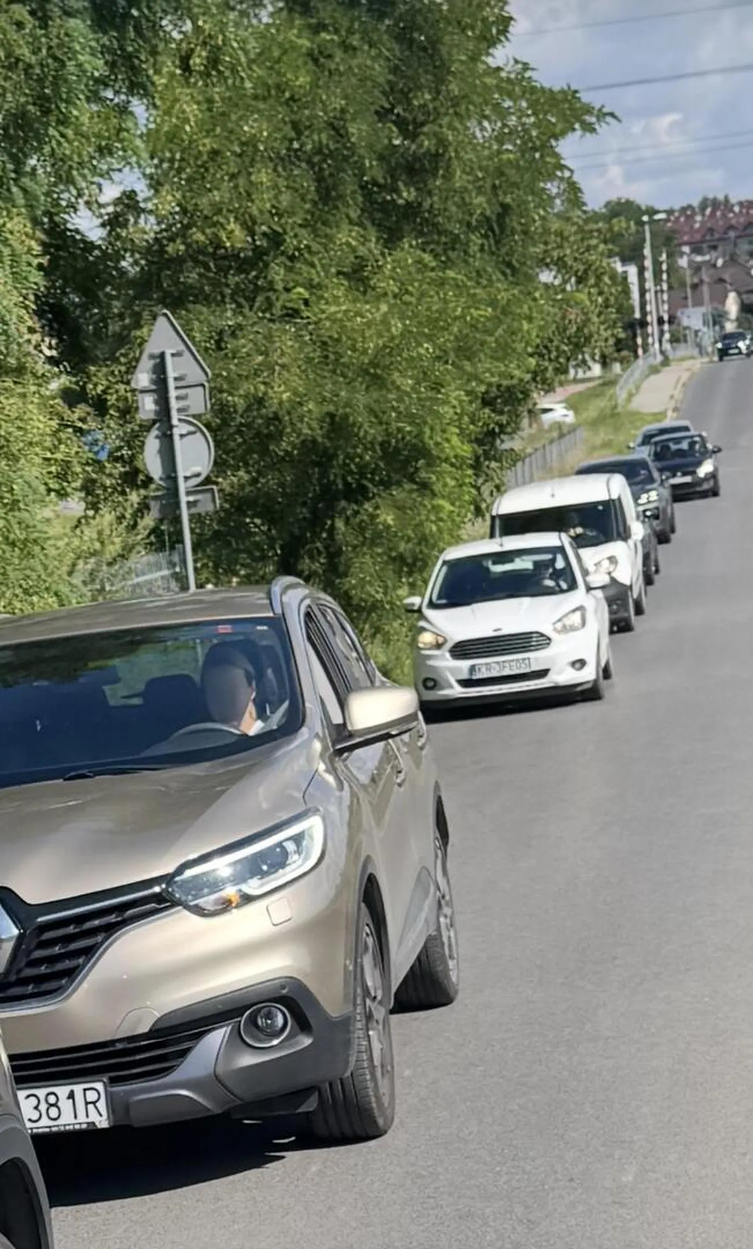 Kobieta w Renault kompletnie nie zna przepisów – prawko chyba kupione albo wygrane. Nie potrafi nawet wrzucić wstecznego i cofnąć dwa metry, szuka problemów i blokuje cały ruch.