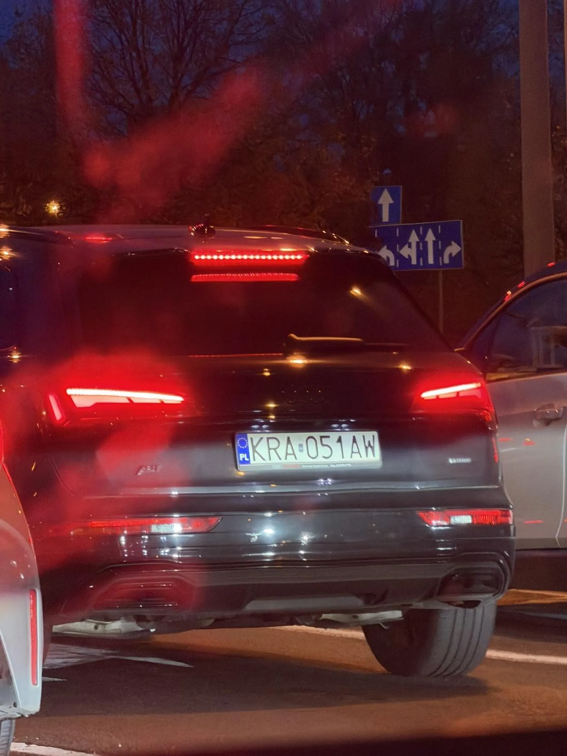 Skrajnie nieprzewidywalny, na 3 pasmowej drodze, w dużym ruchu bez kierunku zmienia pasy że skrajnego lewego na skrejnie prawy, wciska się na chama, gwałtownie hamuje i przyśpiesza, podwójna uwaga jak zobaczysz