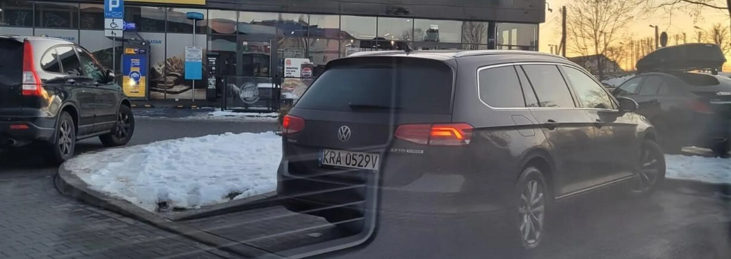 Jakiś jełop w paserati zajął 2 miejsca i siedzi ...  Parking Centrum Atut Węgrzce 17.012025. 15:54