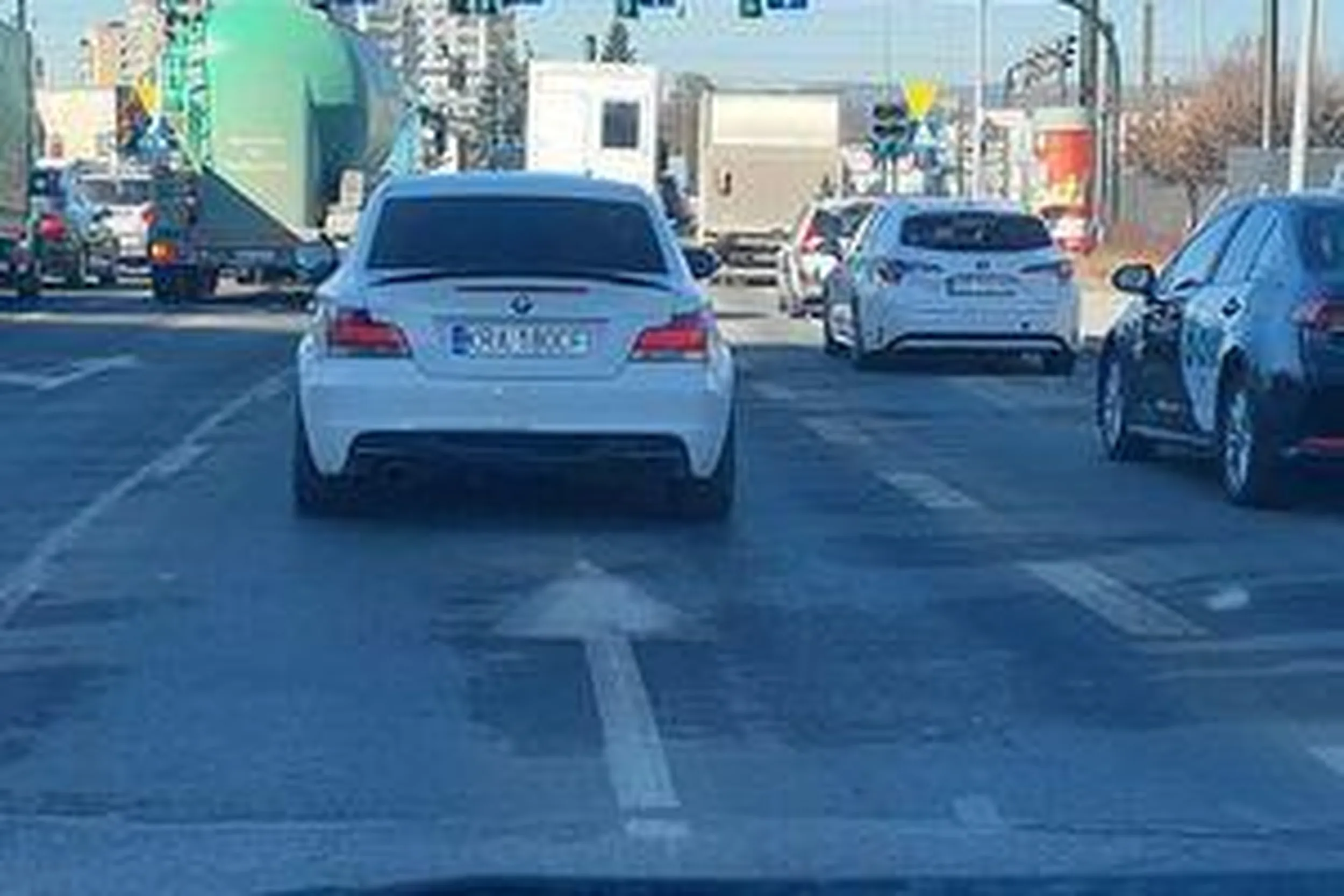 Skakanie po pasach. Bardzo agresywna jazda z prędkością przekraczającą dopuszczalną. Tylko cud uratował kierowcę Pandy od wypadku. Al.Powstańców Śląskich w Krakowie.