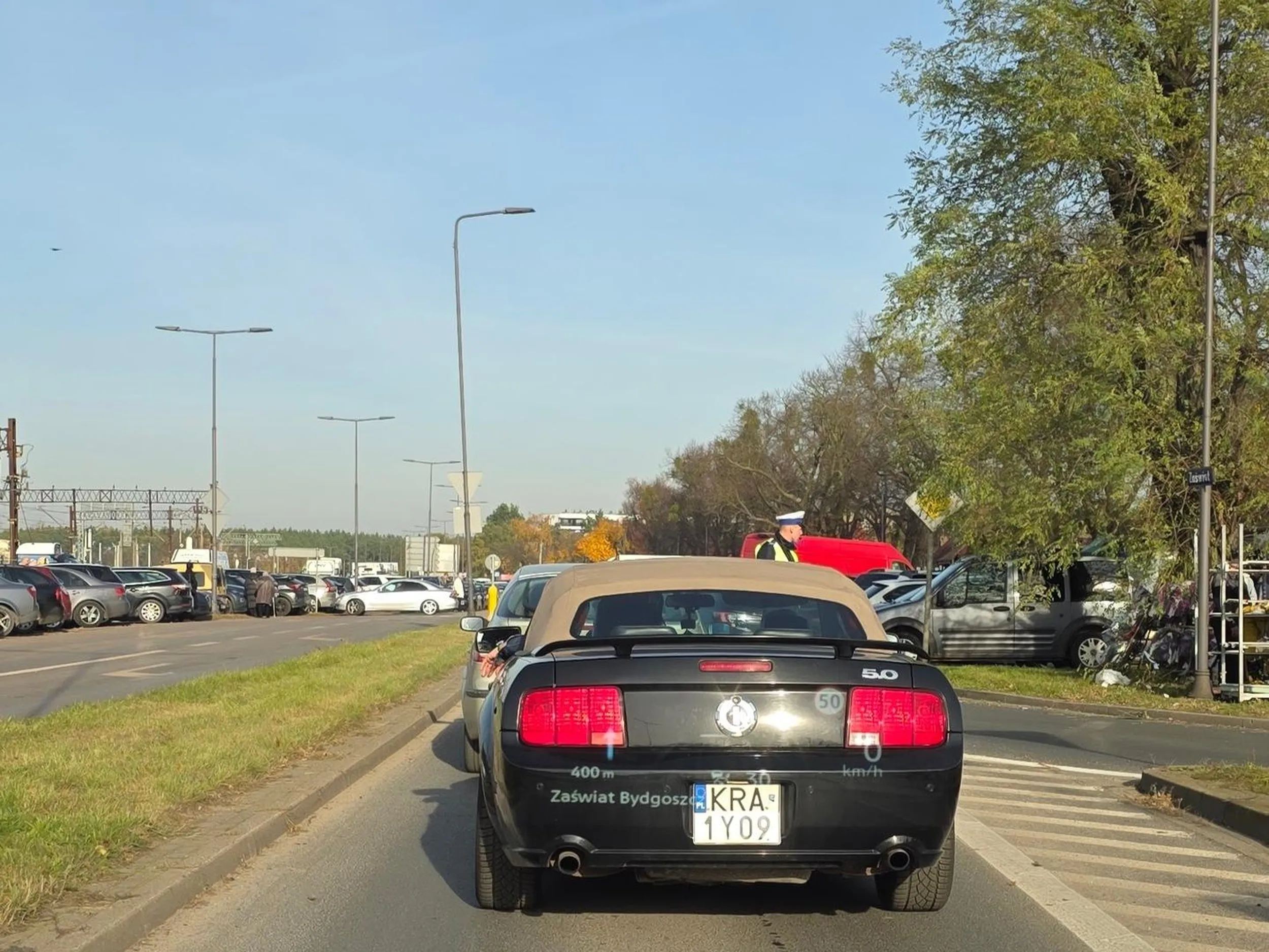 zero kultury. Wymusza pierwszenstwo, wyrzuca niedopałki przez okno. stary dziadek. Pewnie niereformowalny.