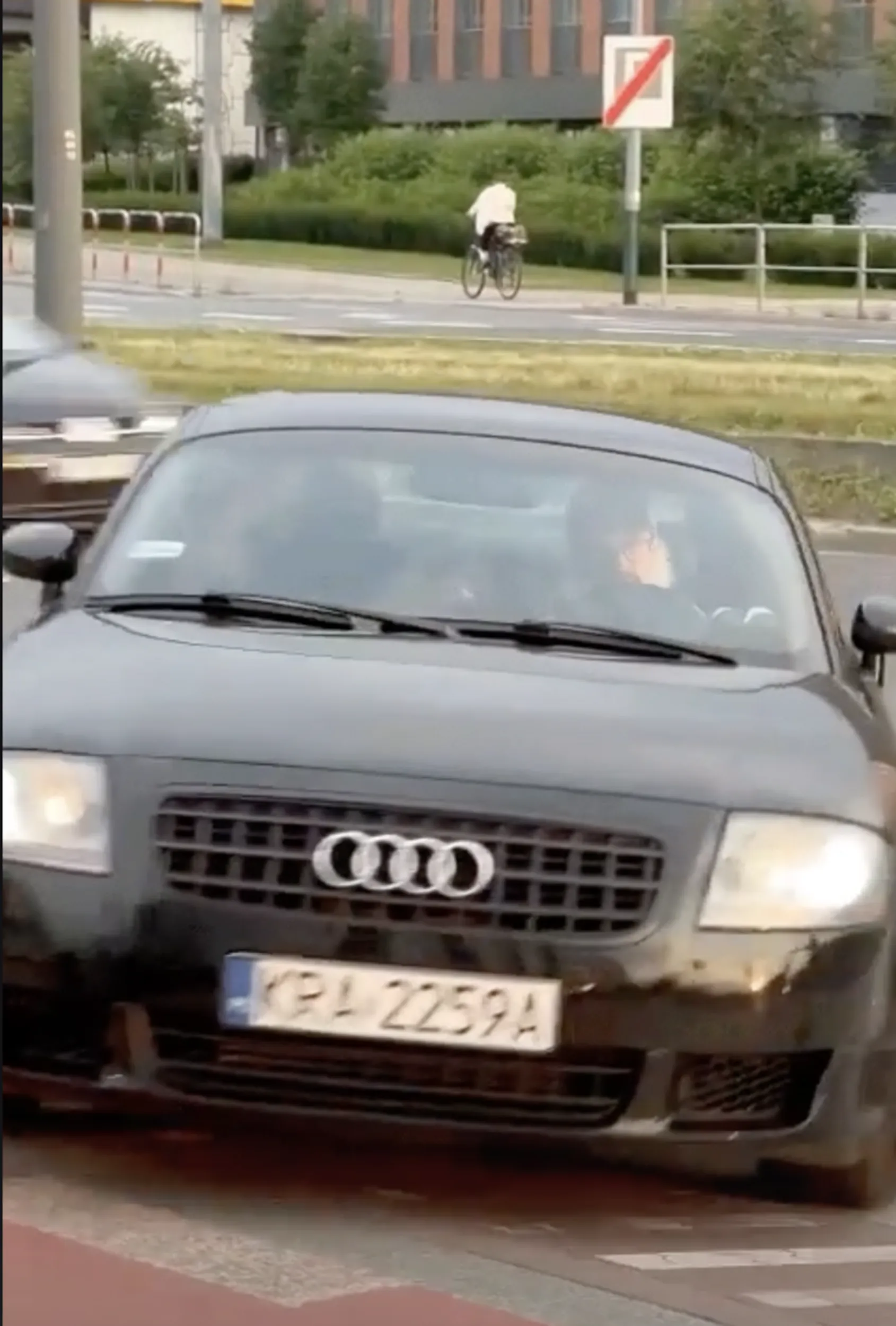 Kierowca wyprzedzał na podwójnej ciągłej po czym pokazał mi środkowy palec. Sprawa zgłoszona na policję. Nie pozdrawiam!