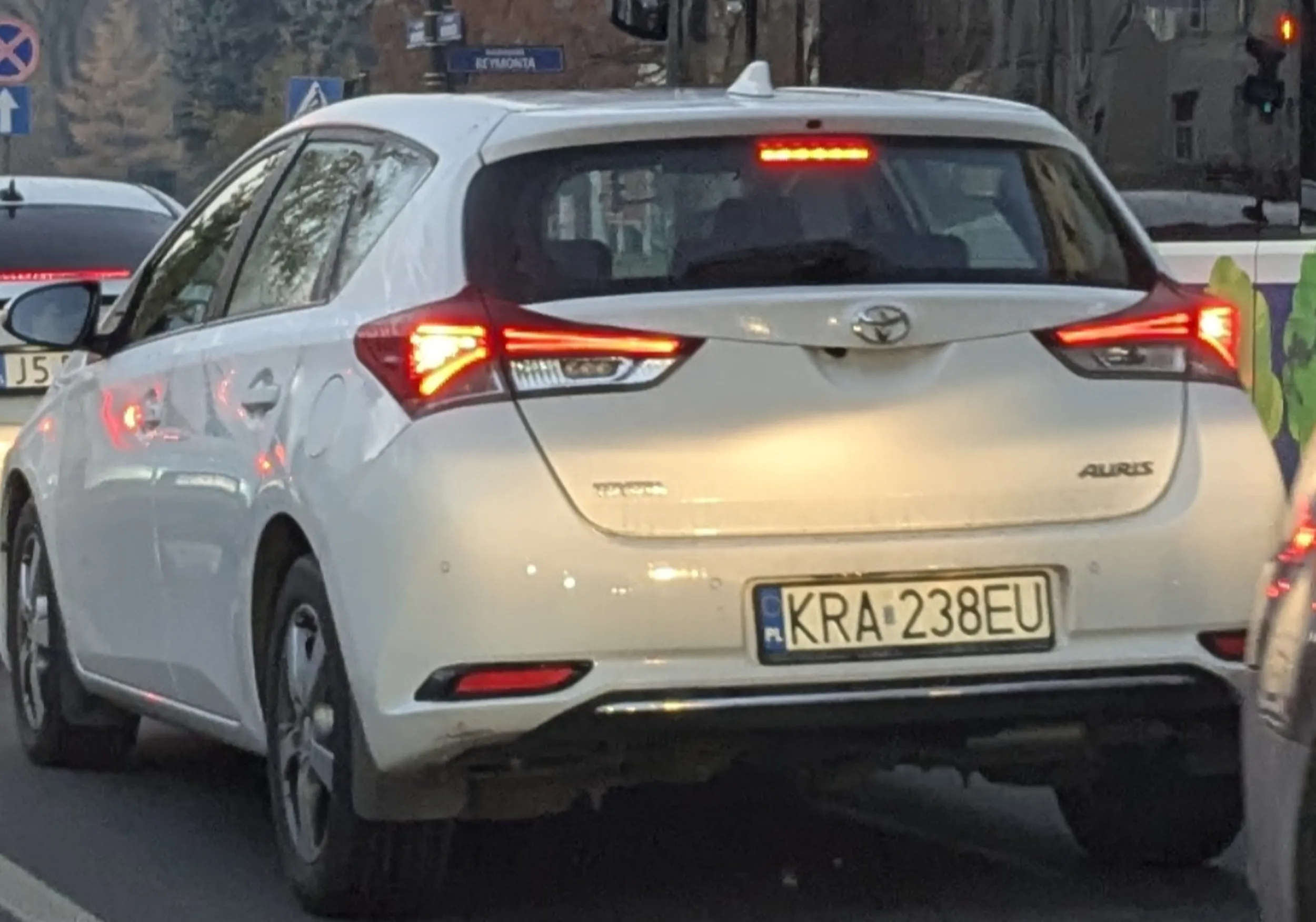 Kolejny wiejski cep który przyjechał do miasta i nie chce się poczekać w kolejce do świateł, tylko woli sobie wyprzedzić kolejkę i wpie*dolić się komuś przed maskę kilka aut dalej. Wracaj na wieś matole.