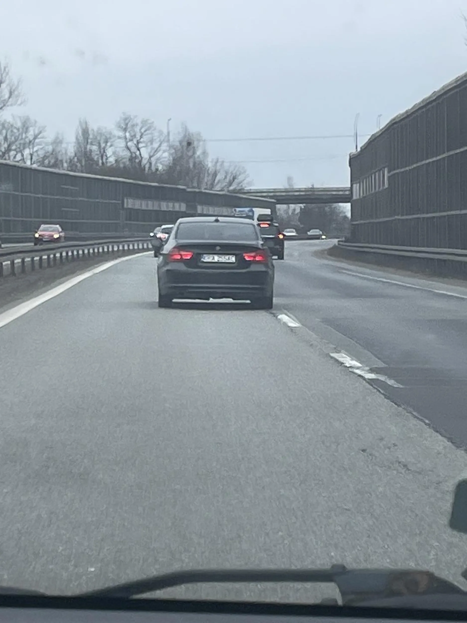„Król lewego pasa” niemal spowodował wypadek wpierdalając się na chama. Wymuszanie długimi też nie jest mu obce.