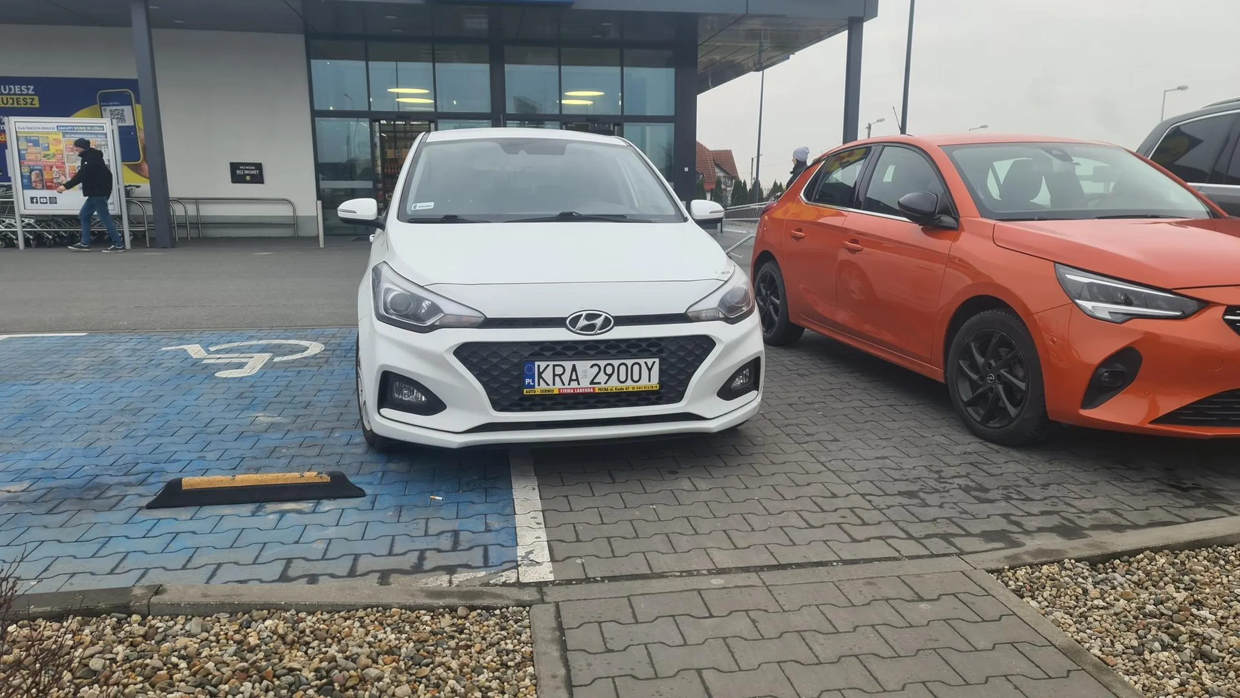 Mało że chodnik to jeszcze częściowo miejsce dla niepełnosprawnych