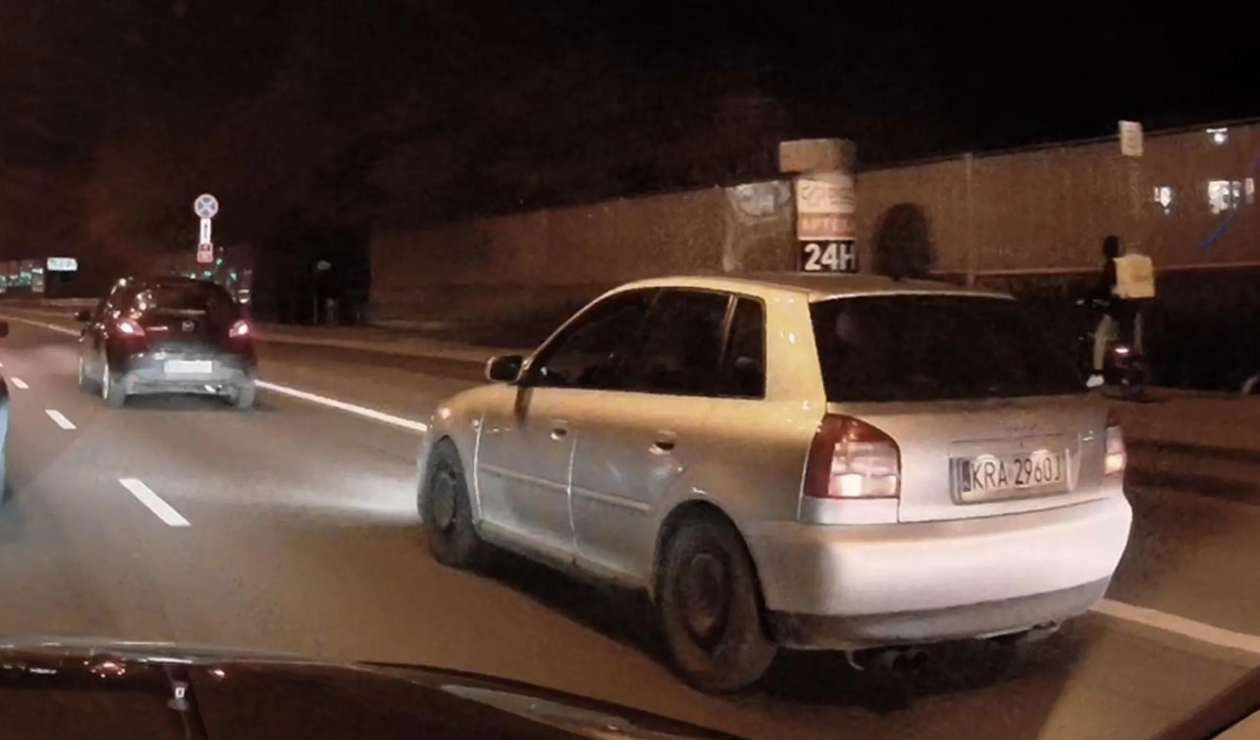 Karyna (albo jakiś wątły chłopaczek) jeździ jak psychopata, takim gruzem ze 140 km/h po mieście. Karyno, to hamuje gorzej niż doładowany TIR, trochę wyobraźni...