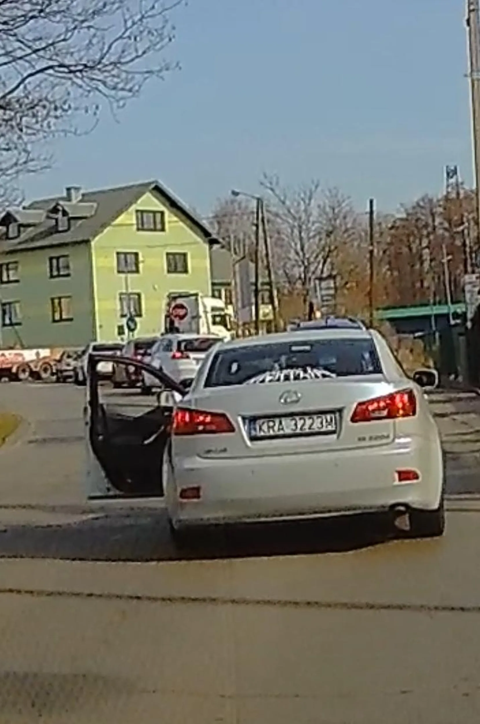 Stwarza niebezpieczeństwo na drodze! Agresywny, wychodzi z samochodu i robi zdjęcia telefonem.