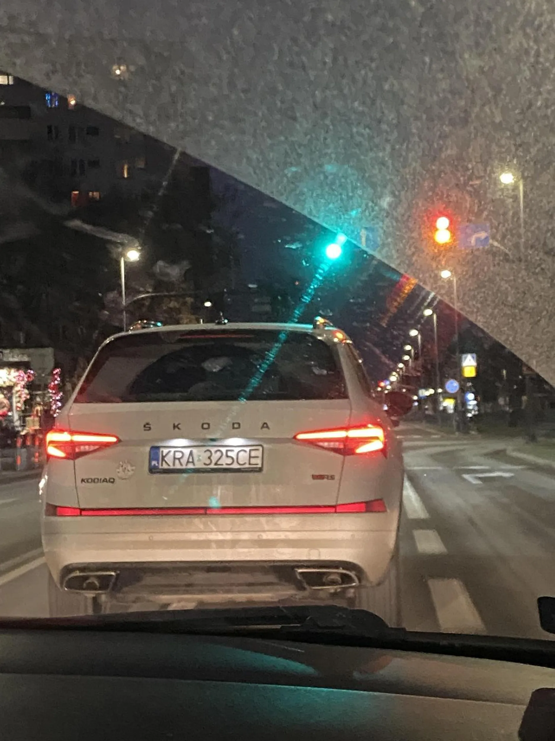 Kolega w skodzie się bardzo zdenerwował po wyprzedzeniu jego pojazdu i próbował wymusić zderzenie na każdym możliwym skrzyżowaniu