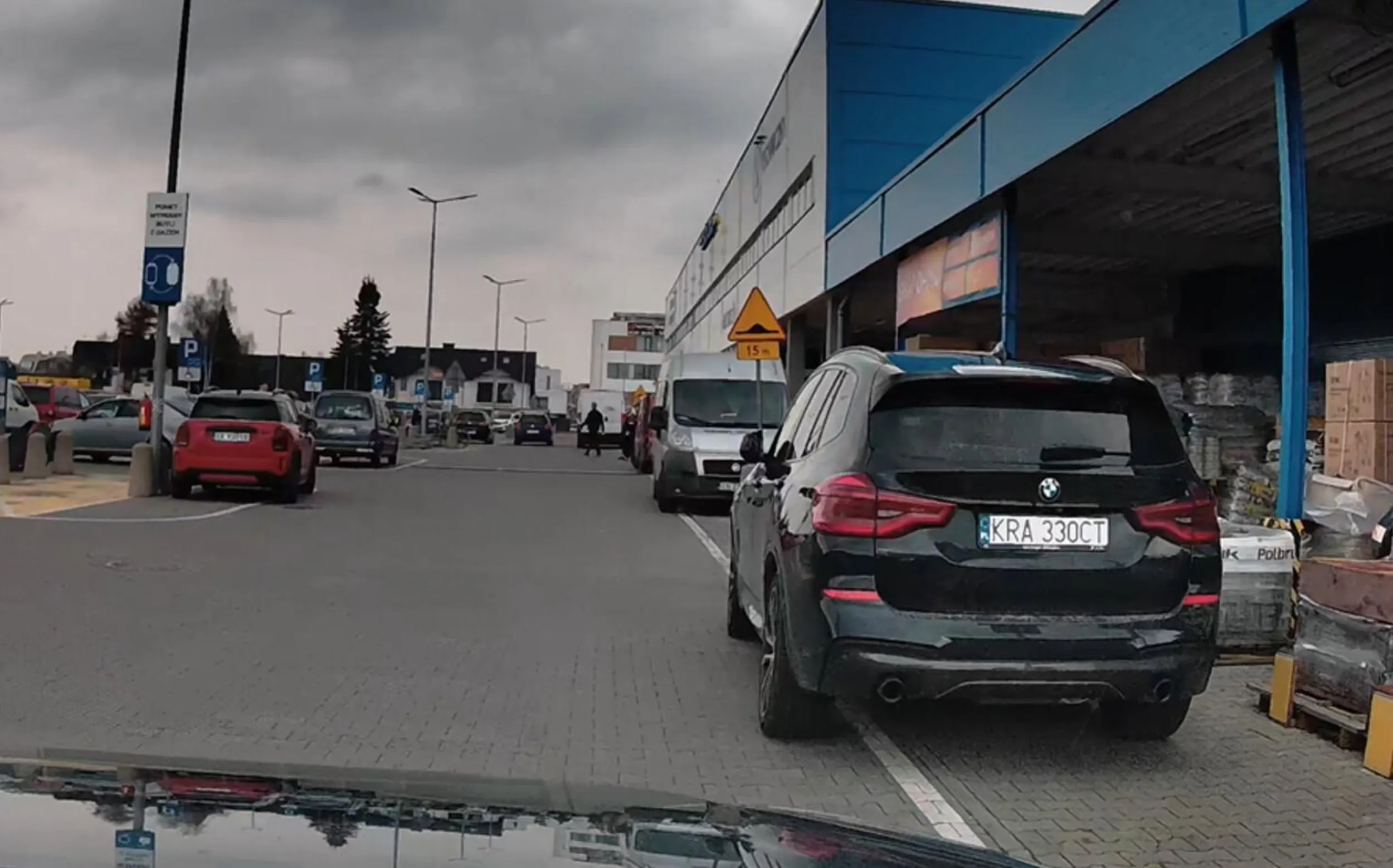 gamoń ma pełno wolnych miejsc na parkingu, ale nie chce się ruszyć dupy i parkuje blokując przejazd i utrudniając widoczność