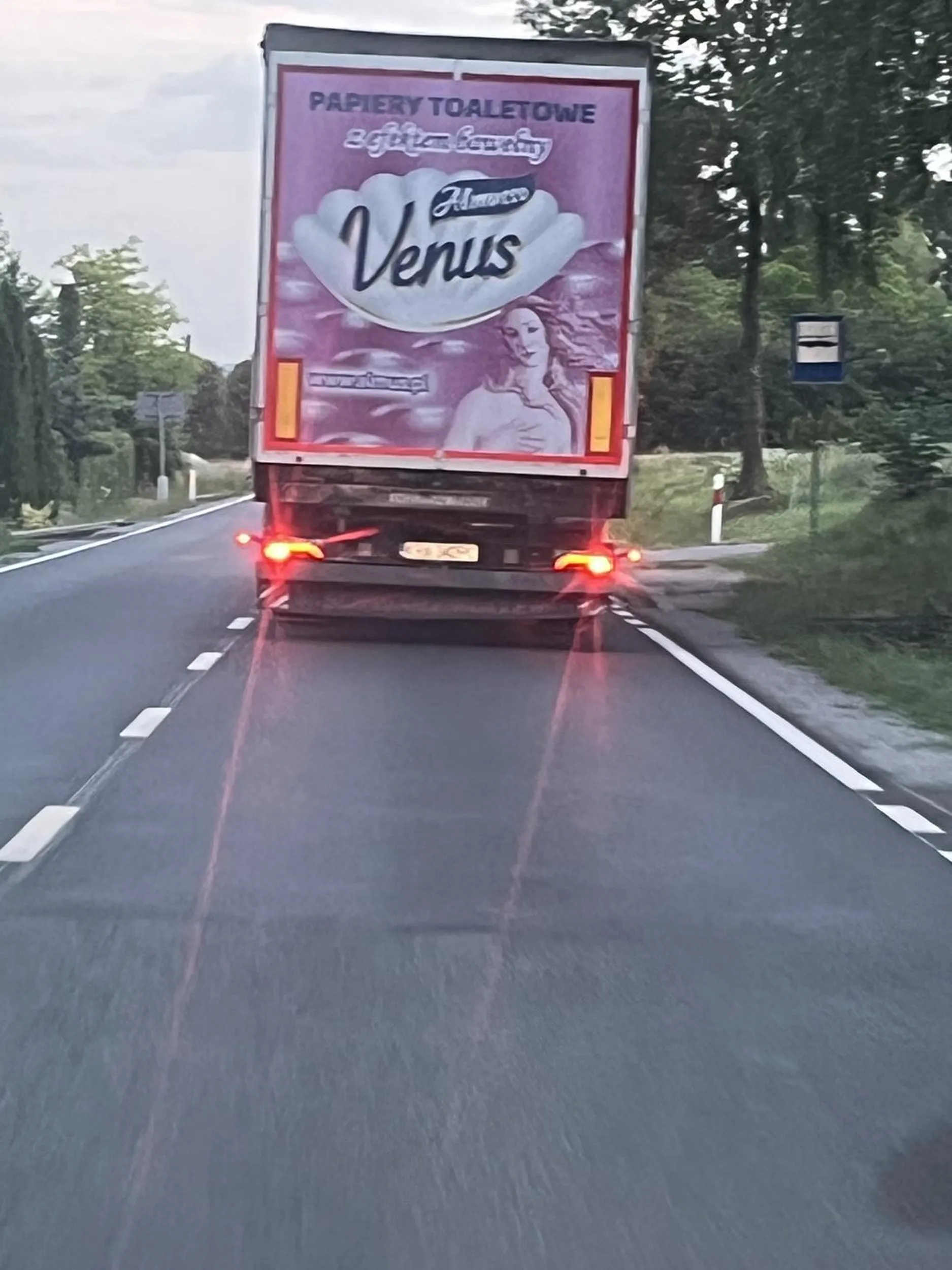 Stanowi zagrożenie zdrowia i życia na drodze! Uważajcie na tego TIRa! Jedzie na samym bagażniku, trąbi, a jak już wyprzedził to zasuwa 100 km/h w miejscu zabudowanym, gdzie jest ograniczenie 50 km/h!