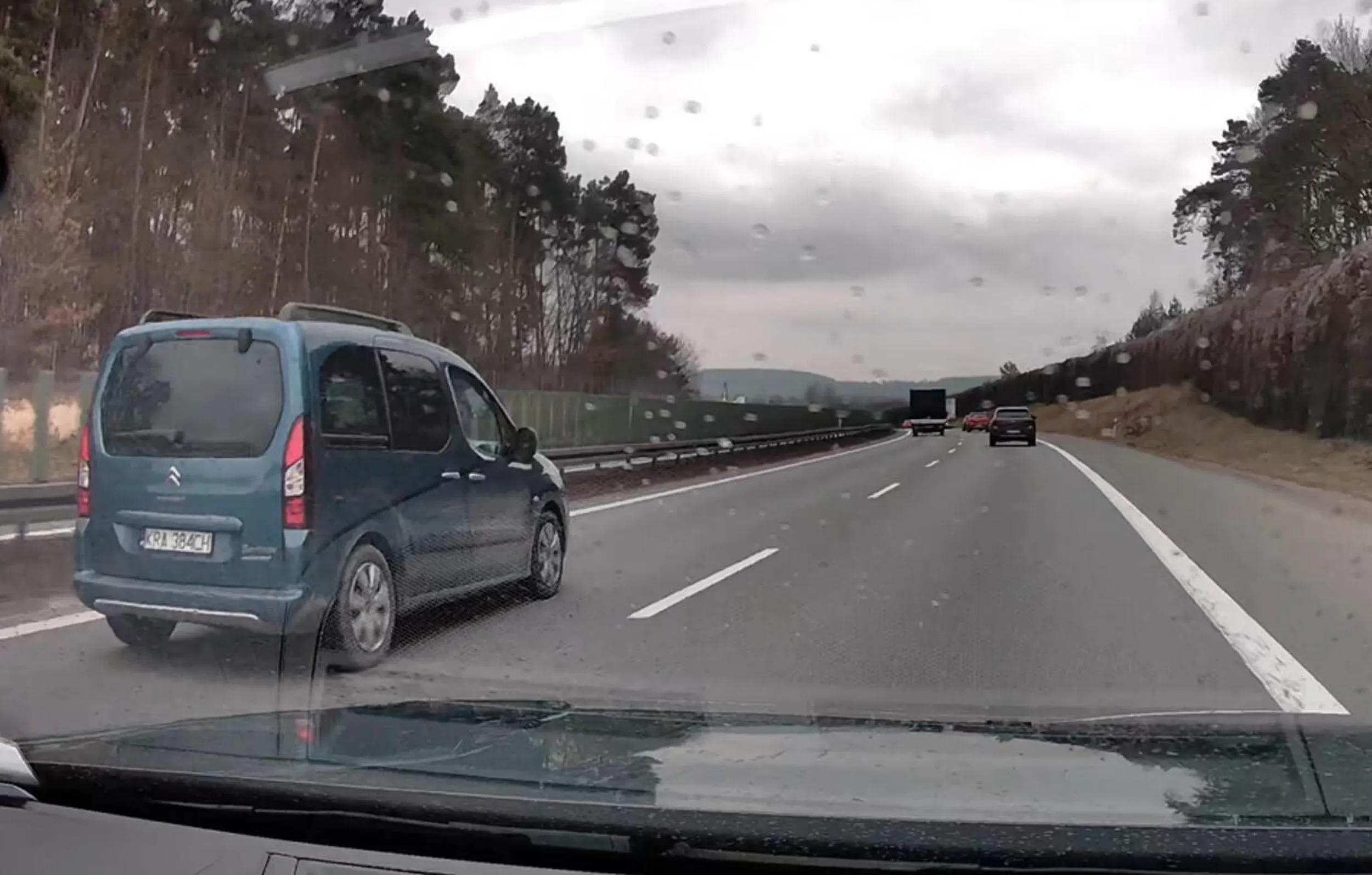 Król lewego pasa. Prawy pas wolny, na lewym korek z 10 samochodów ciągnący się za królem, ale ten ani myśli o zjechaniu na prawy.