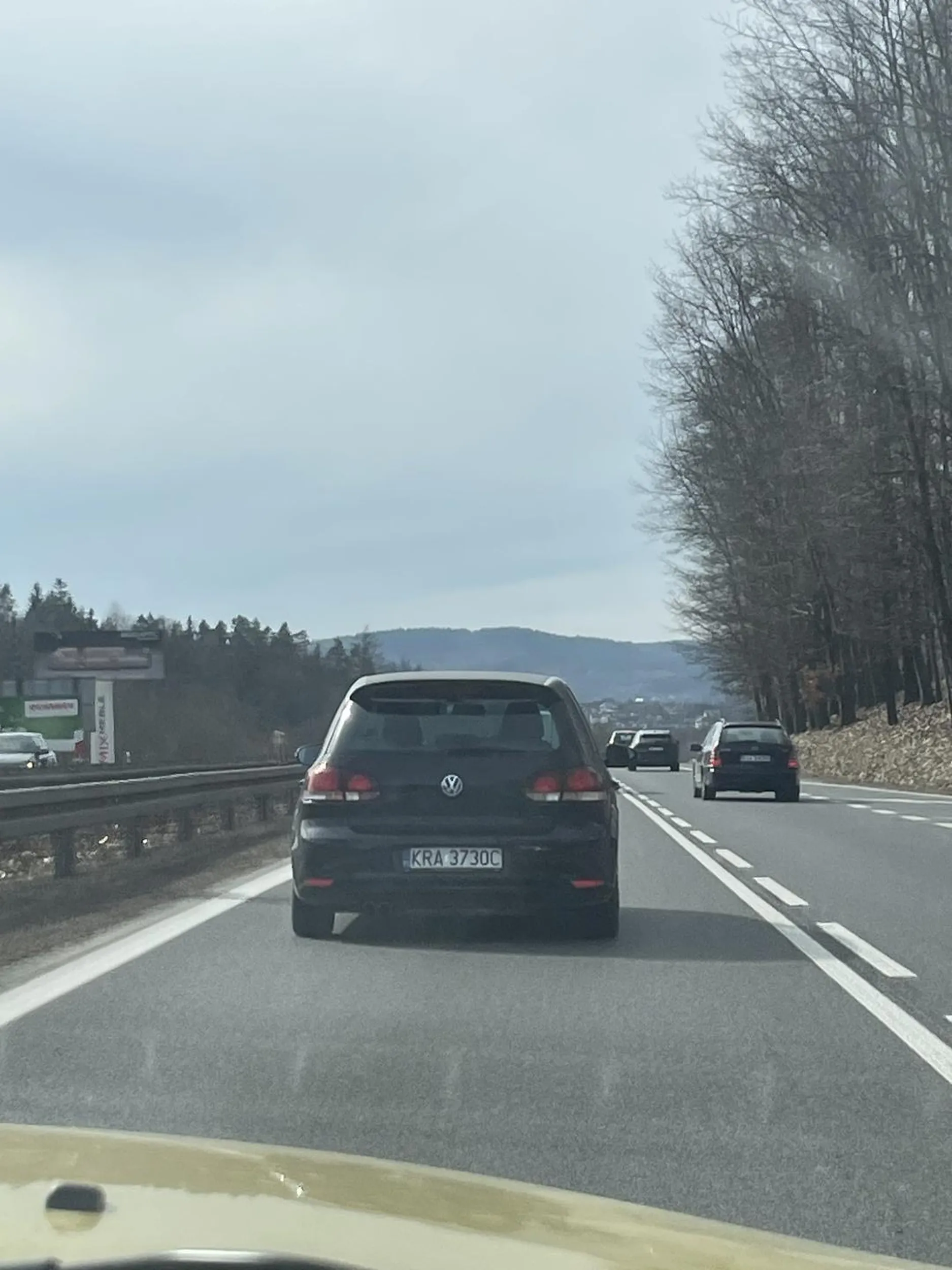 Jedzie wolniej, niż pozwalają przepisy, a mimo to uparcie zajmuje lewy pas. Mimo wielu okazji do zjechania nie ustąpił miejsca. Nie polecam tego kierowcy.