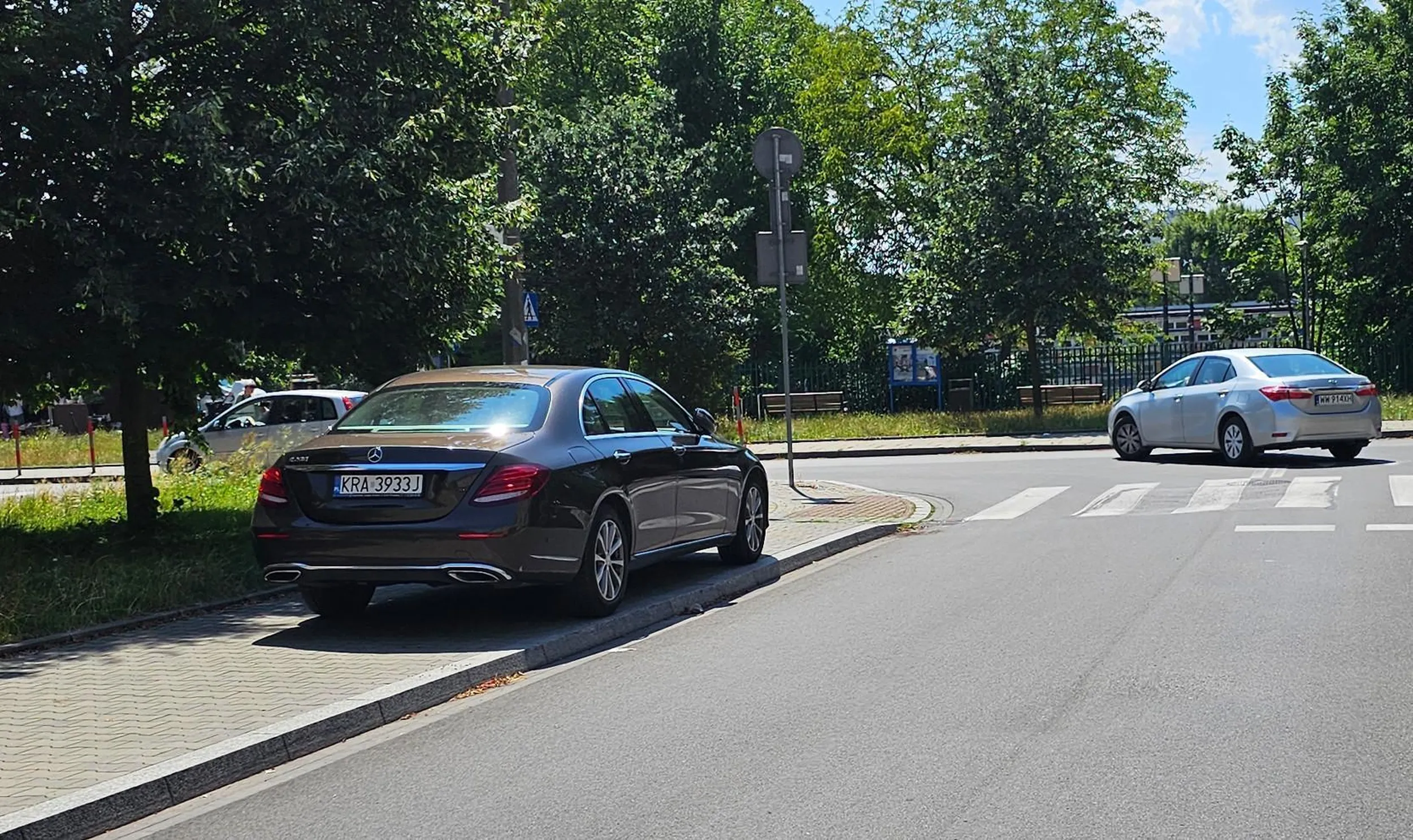 głąb parkuje na całej szerokości chodnika, do tego bezpośrednio przy przejściu dla pieszych