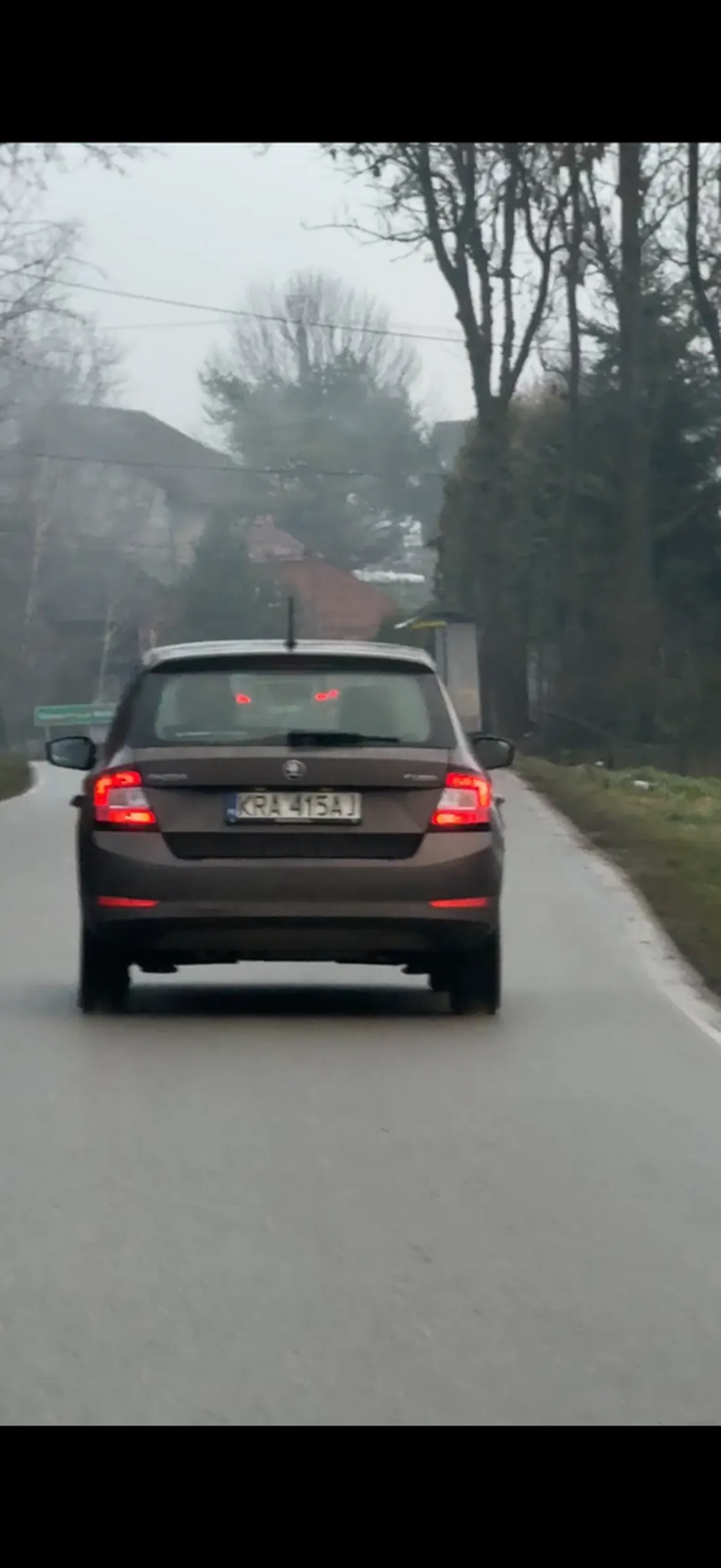 Śmieciarz/śmieciara wyrzucająca pudełka po przesyłkach przez okno