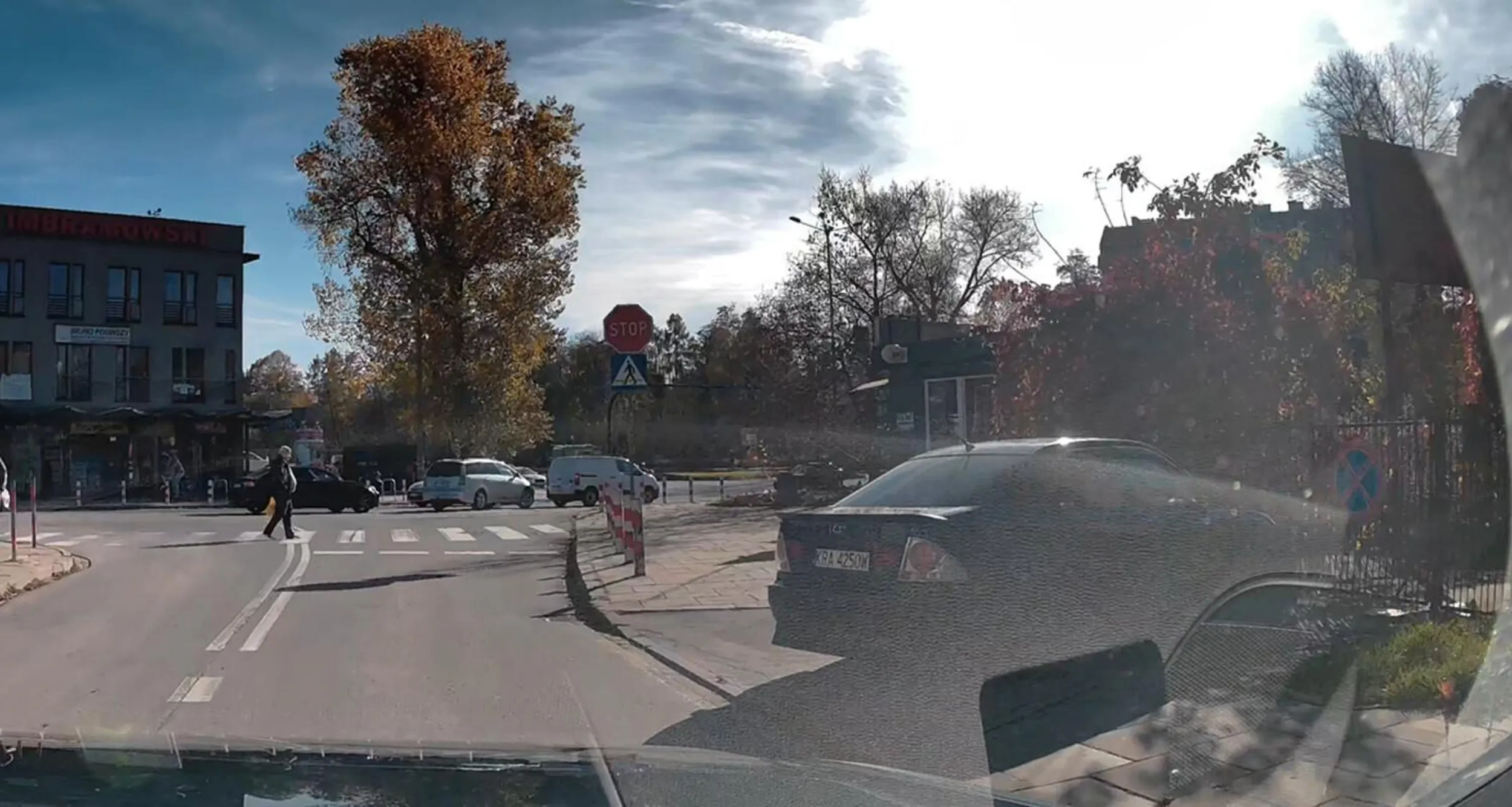 parkuj gamoniu tak, żeby ludzie mogli używać chodnika, a nie omijać ciebie ulicą