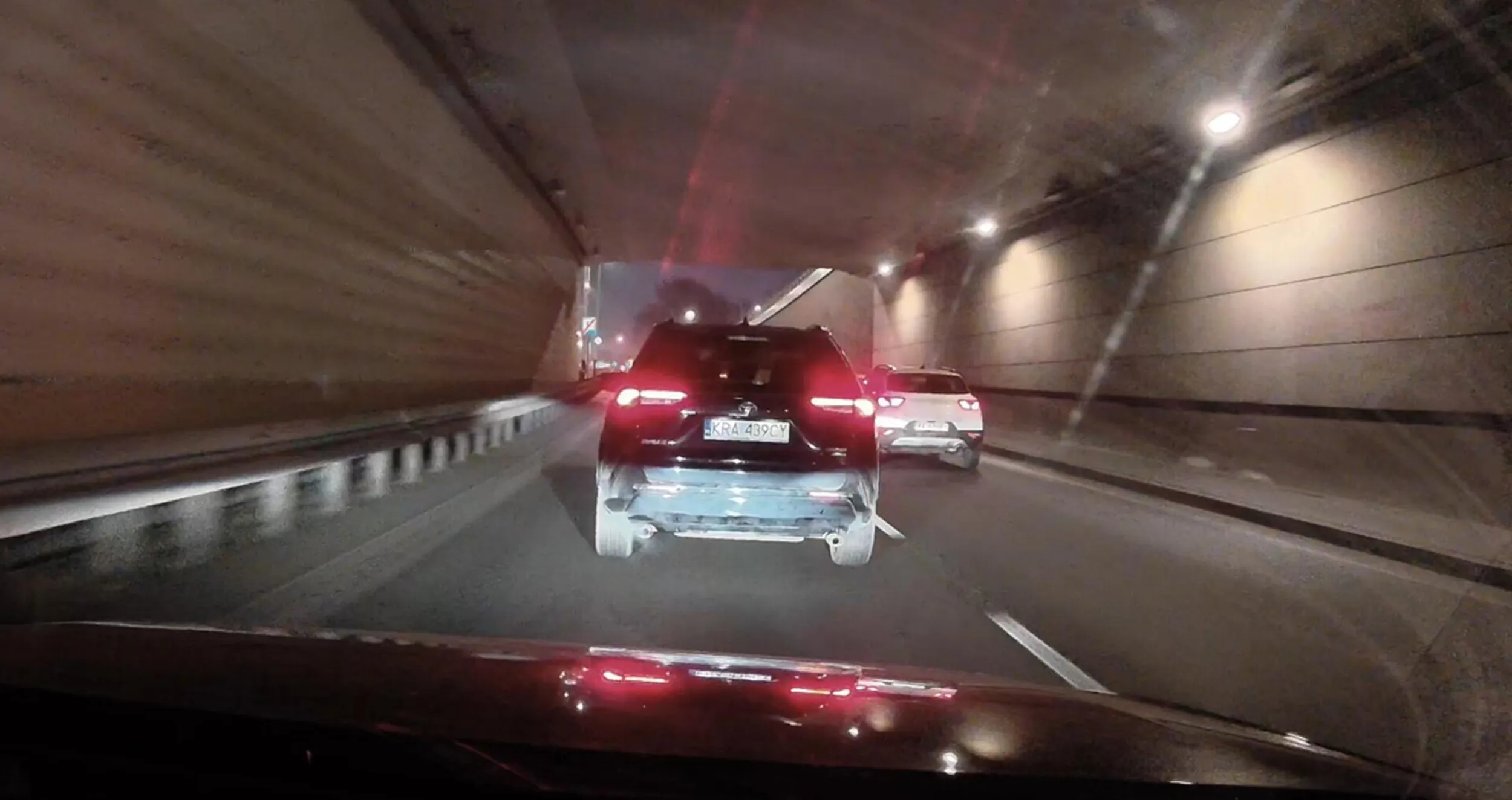 Król lewego pasa. Kolego, jeżeli jedziesz lewym 20 km/h wolniej niż dopuszczalna prędkość, mając prawy wolny i będąc nim wciąż wyprzedzanym, to może warto przypomnieć sobie przepisy?