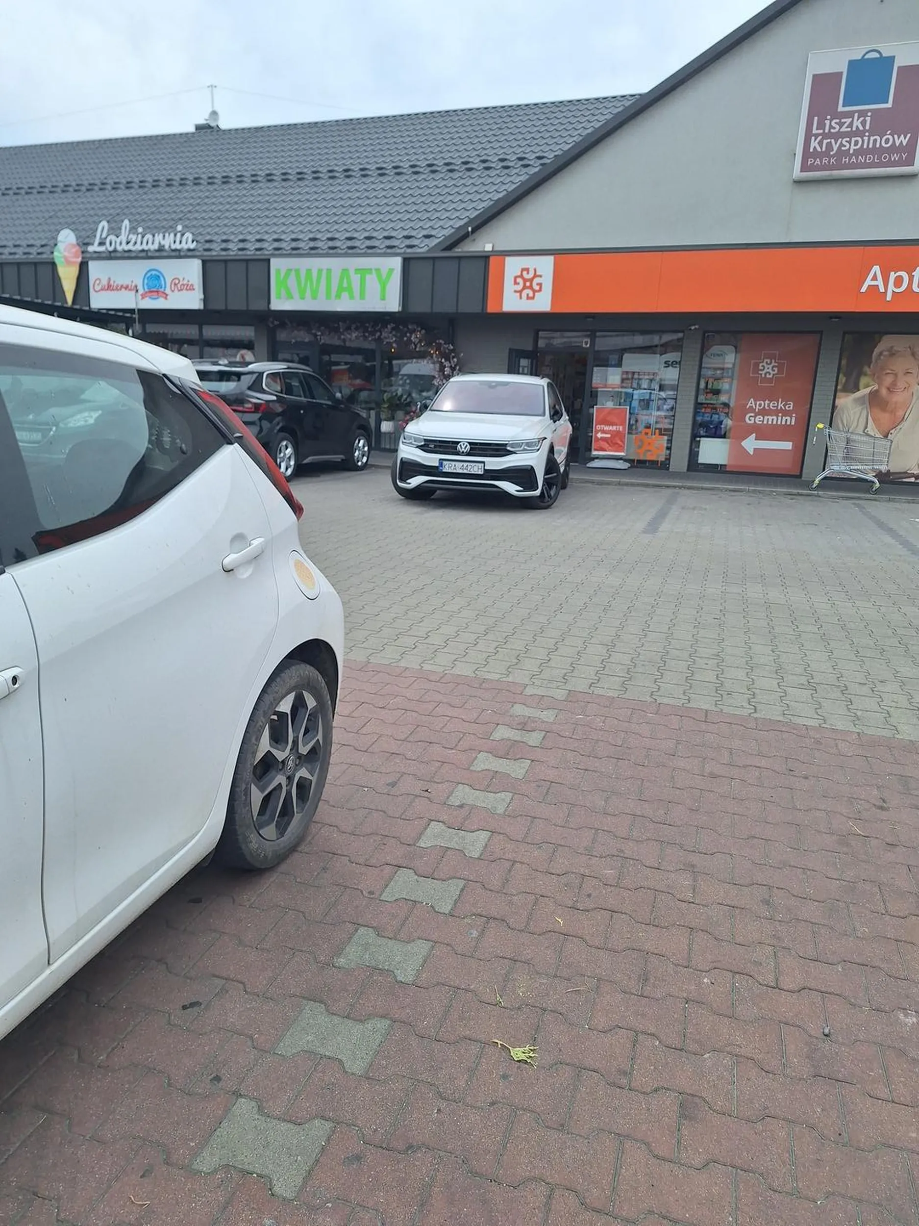 Doskonale pani parkuje, po wymianie spojrzeń warto zrobic miejsce na inny samochod jak parking jest pełen