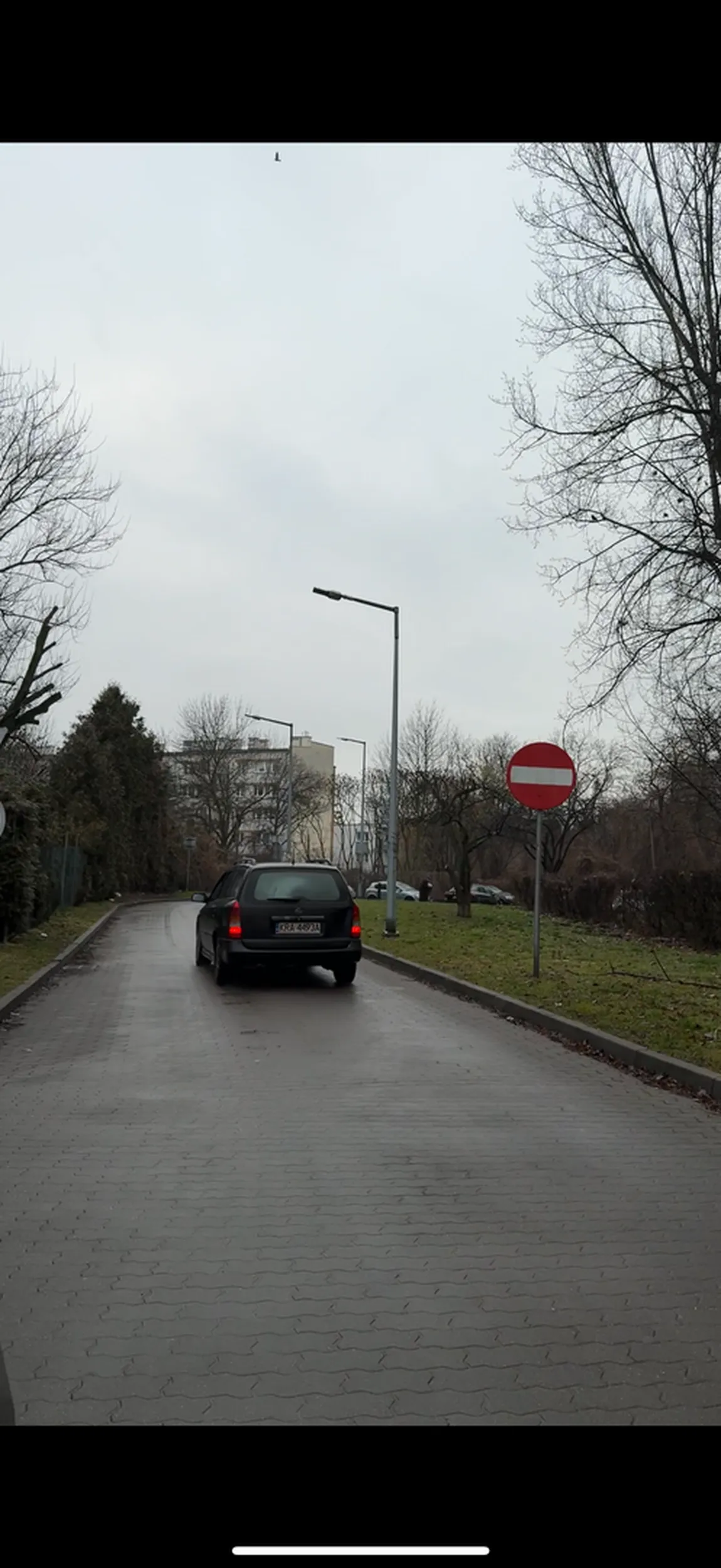 Ulica w okolicy szkoły, chodzi mnóstwo dzieci.