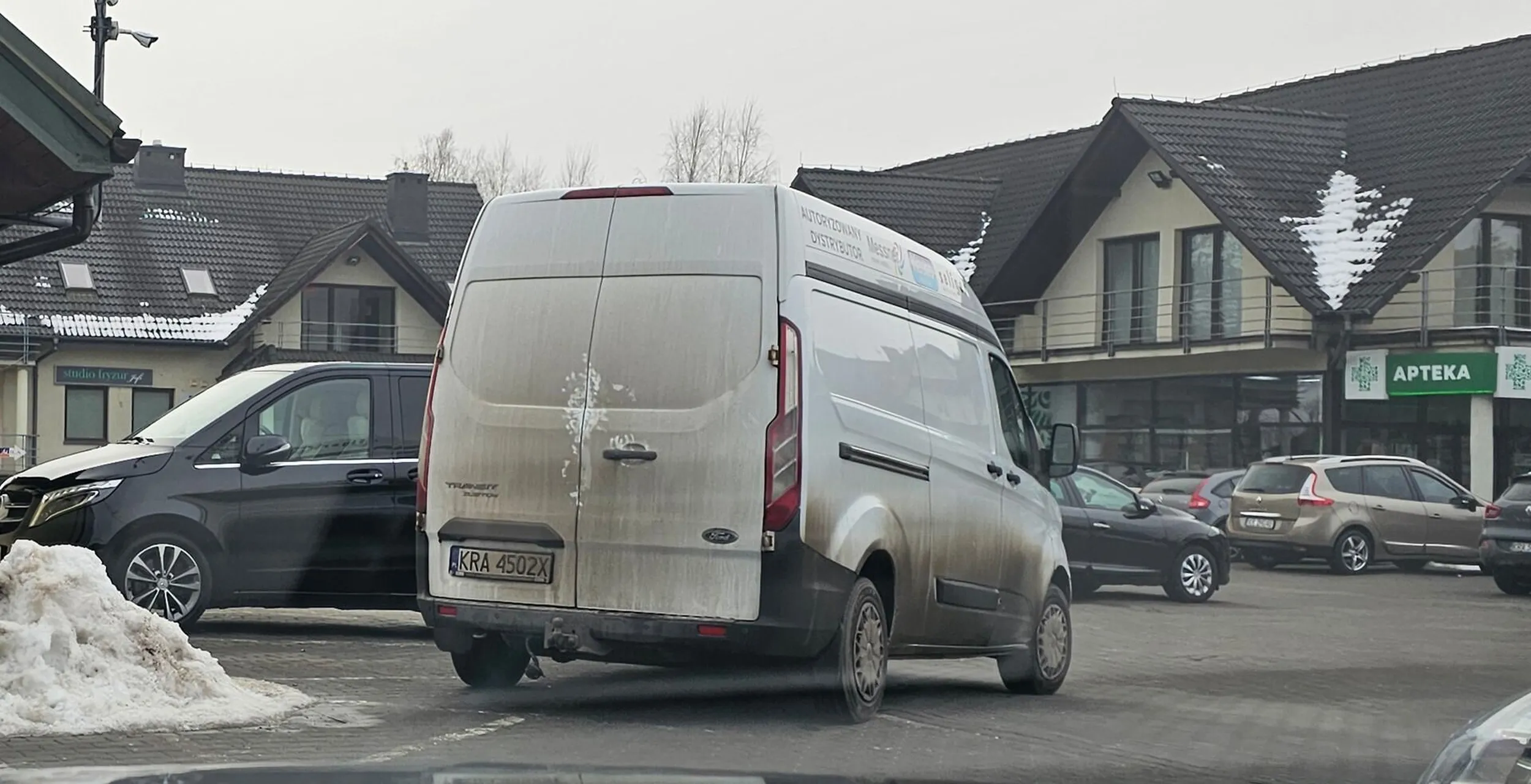 Baran ma cały wolny parking, a zaparkował na jego środku, na kopercie, do tego krzywo i zwężając przejazd przez parking do jednego pasa. Tytan intelektu xD