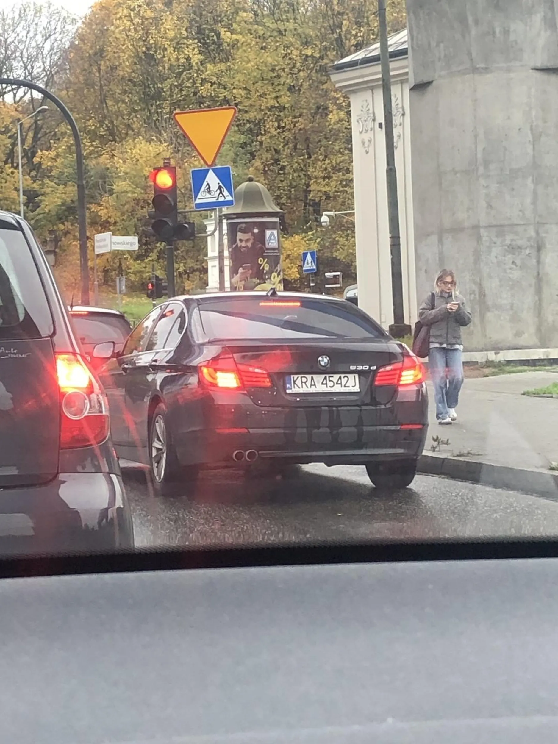 chcial ominac korek przez teren stacji paliwowej, pewnie mysli ze jest taki najmadrzejszy