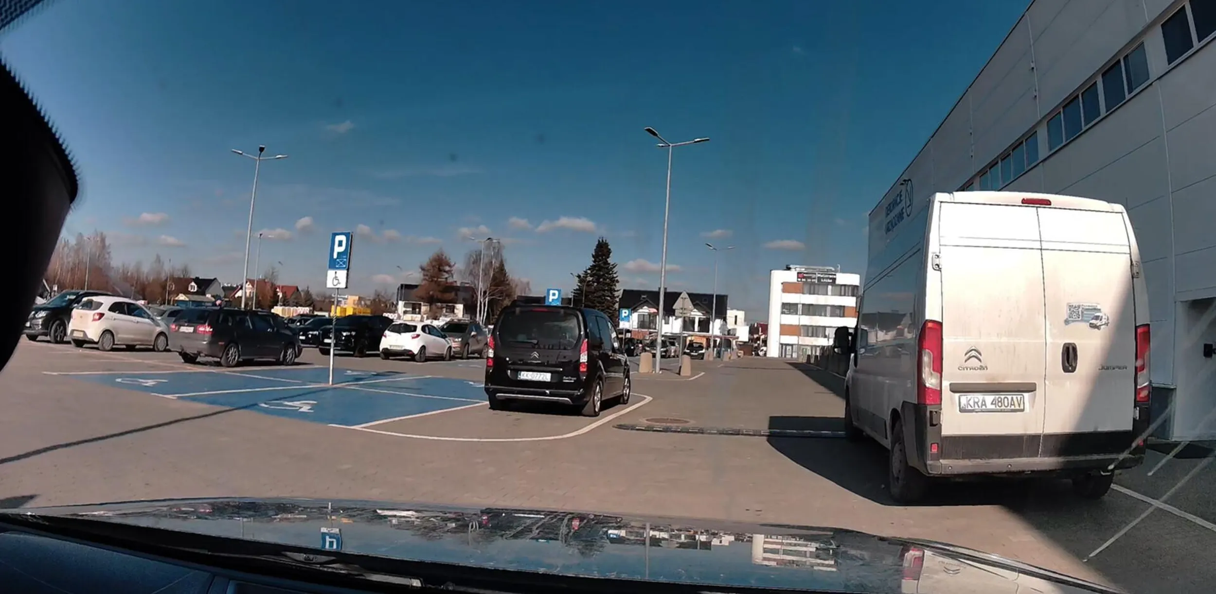 kretyn porzuca samochód na środku przejazdu, mając wolne pół parkingu - samochód nie stał tam chwilę do załadunku, a co najmniej pół godziny