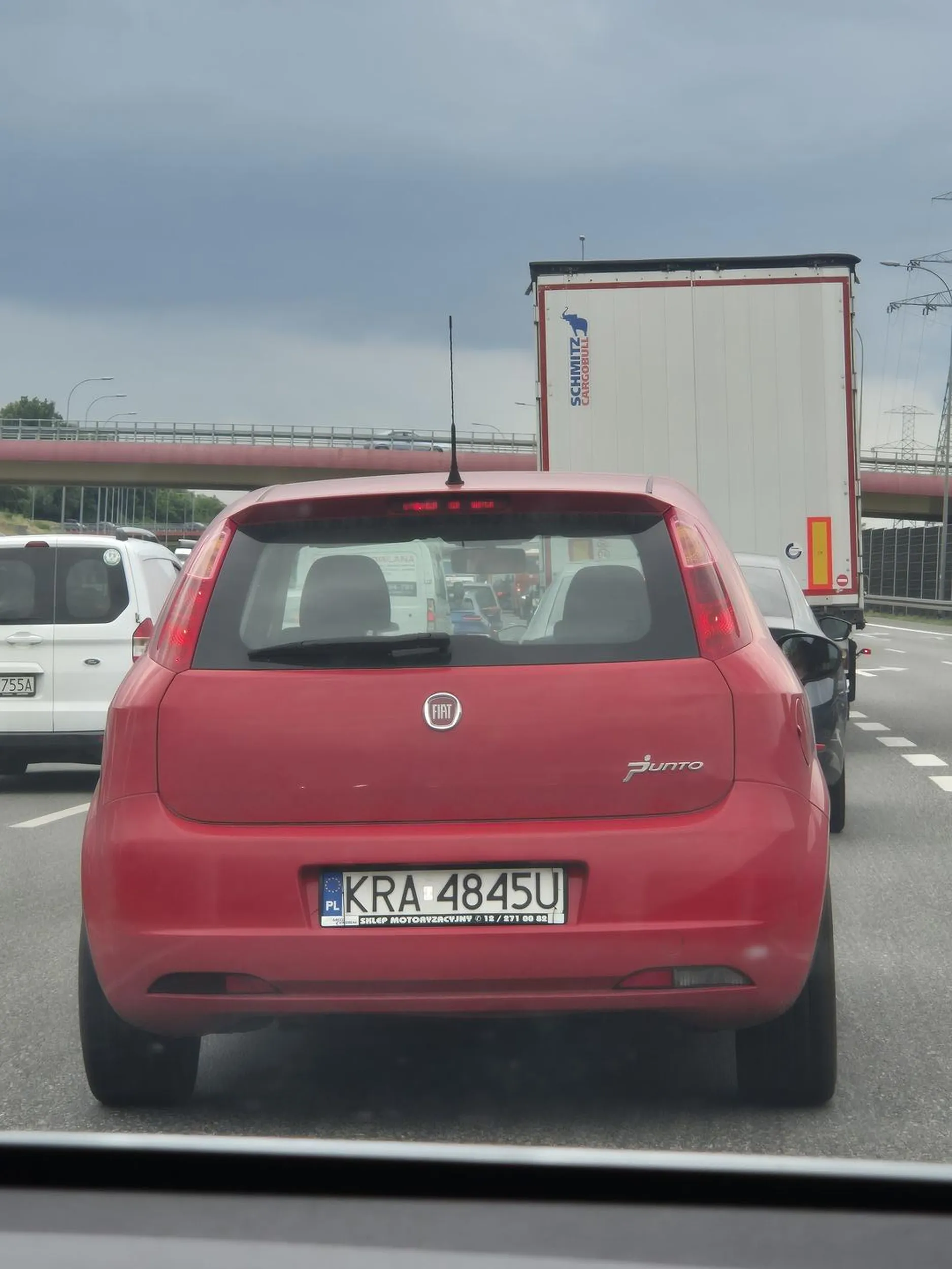 Zamiast jechać patrzy sie w telefon i do tego jest ruda