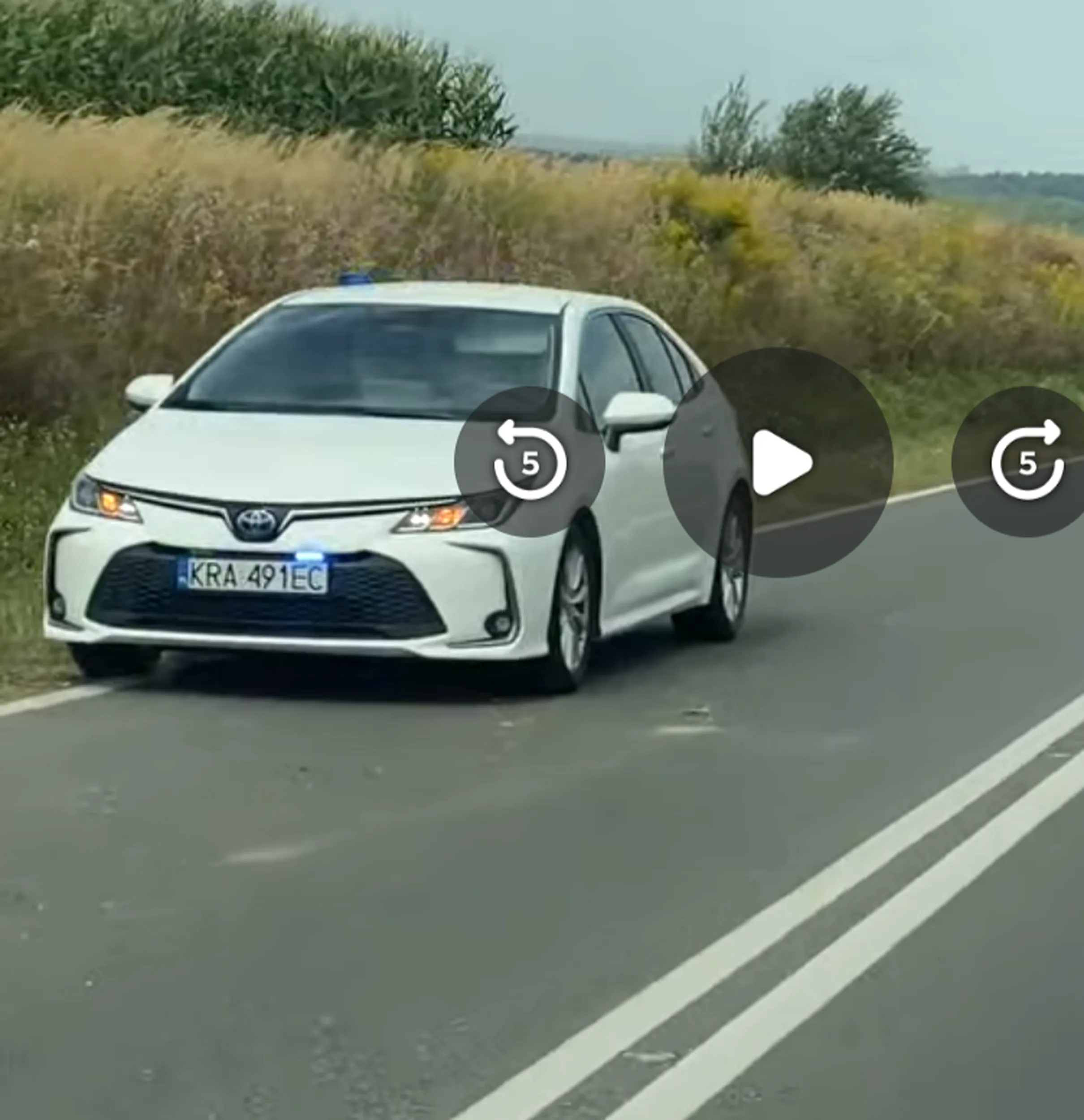 Radiowóz policyjny nieoznakowany widziany na obwodnicy Skały.