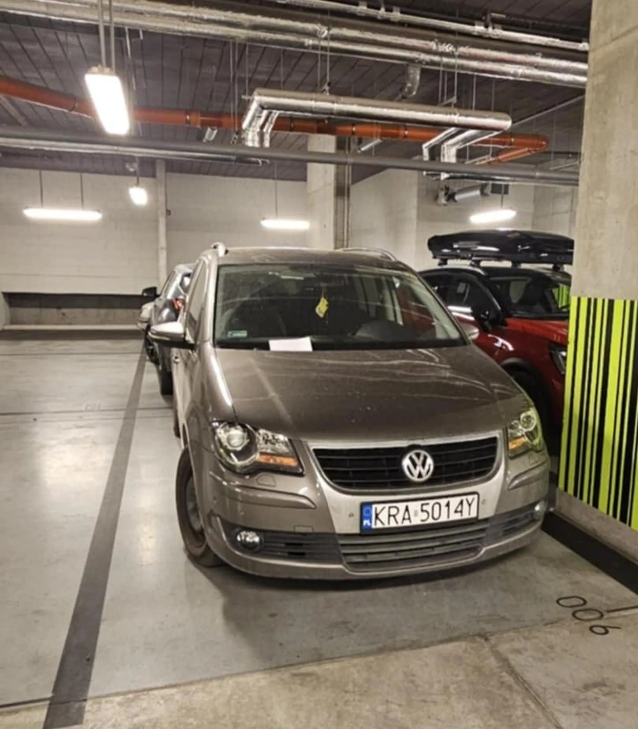 Jeszcze raz stanie Pan na moim podwójnym miejscu parkingowym to nie skończy się ma karteczce za szybą. Prawie zostałem zastawiony i tylko dzięki uprzejmości sąsiada z tyłu, który przeparkował swoje auto z moim byłem w stanie wyjechać z osiedla. Gdybyś chociaż buraku karteczkę za szybą zostawił w tym swoim pożal się Boże Volkswagenie...