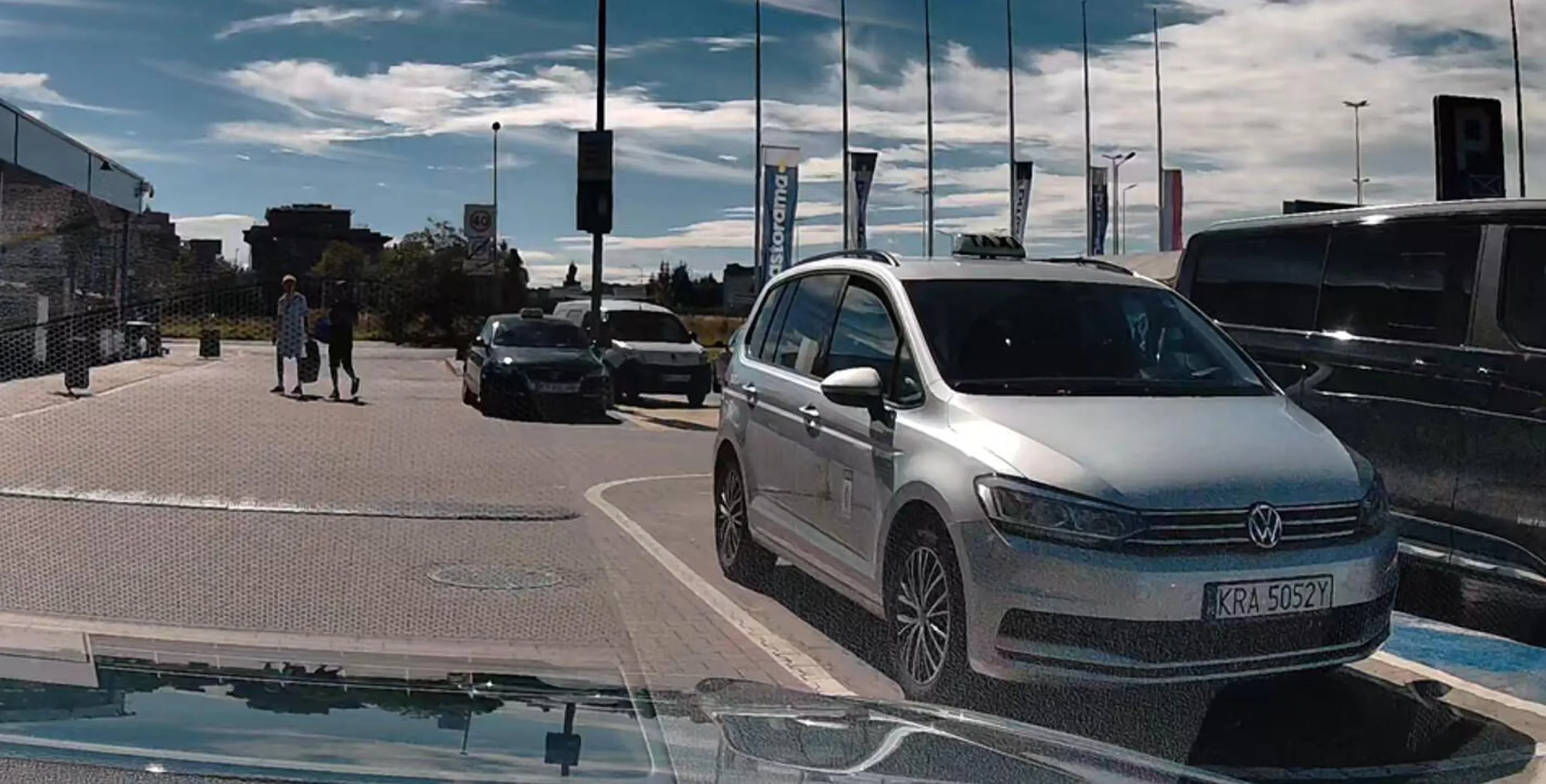 głąb ma pół parkingu wolnego, a parkuje utrudniając przejazd i ograniczając widoczność